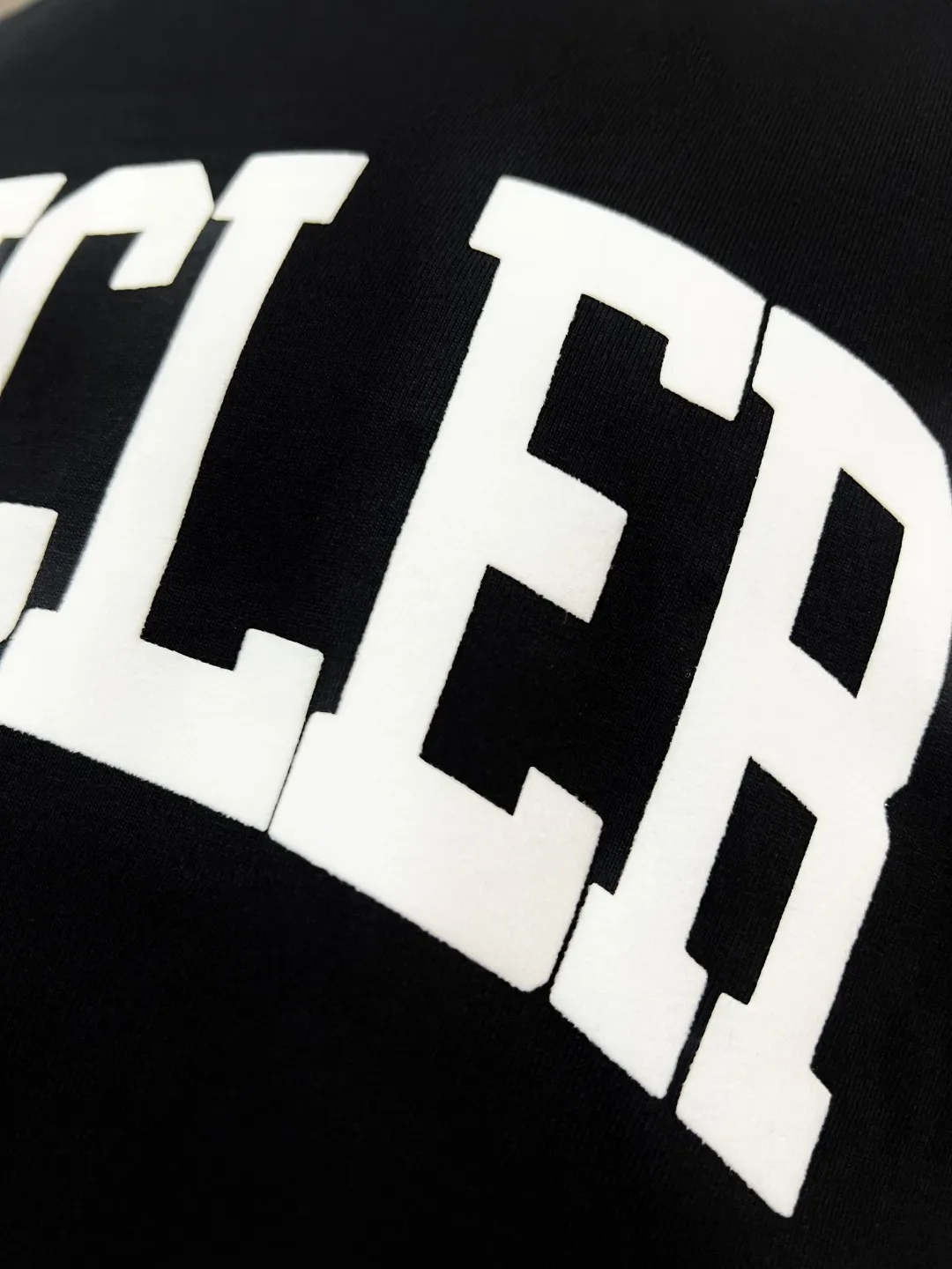 P150 Monocler for Mouth Mouth is new, official and on sale at the same time; 2026SS flocked letter printed sleeve label style , made of 240g double yarn 100% cotton fabric, imported woven thread, the neckline is boned and not easy to deform, factory high-temperature washing process, the fabric is soft and breathable, does not shrink, NCF washing mark identification, details are in place and the upper body is good-looking, European size version, loose and suitable, color: black, white, size XS-L (can wear up to 200 pounds)