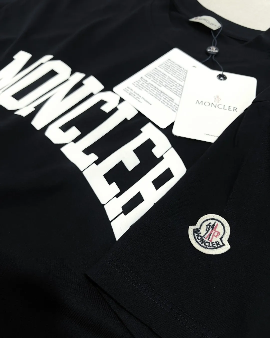 P150 Monocler for Mouth Mouth is new, official and on sale at the same time; 2026SS flocked letter printed sleeve label style , made of 240g double yarn 100% cotton fabric, imported woven thread, the neckline is boned and not easy to deform, factory high-temperature washing process, the fabric is soft and breathable, does not shrink, NCF washing mark identification, details are in place and the upper body is good-looking, European size version, loose and suitable, color: black, white, size XS-L (can wear up to 200 pounds)