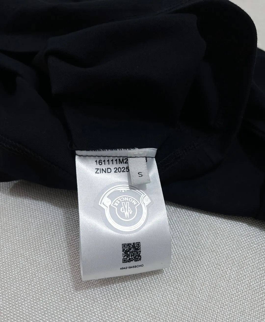 P150 Monocler for Mouth Mouth is new, official and on sale at the same time; 2026SS flocked letter printed sleeve label style , made of 240g double yarn 100% cotton fabric, imported woven thread, the neckline is boned and not easy to deform, factory high-temperature washing process, the fabric is soft and breathable, does not shrink, NCF washing mark identification, details are in place and the upper body is good-looking, European size version, loose and suitable, color: black, white, size XS-L (can wear up to 200 pounds)