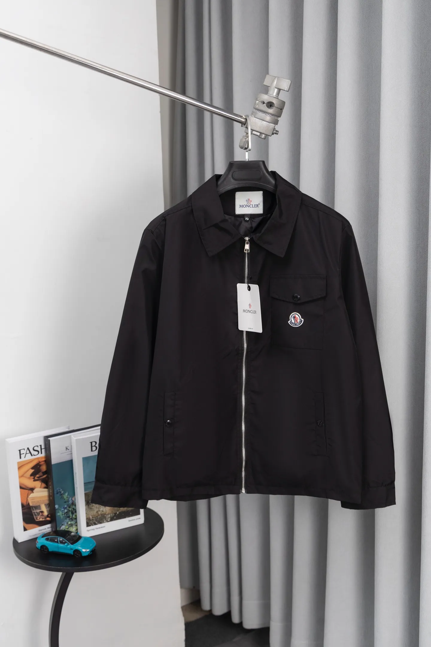 P310 Model No.: M010 Moncler logo zipper shirt jacket. Customized high-quality cotton hidden pattern gabardine. Full of texture. Comfortable and close to the skin. The brown tone exudes restrained tenderness. The iconic Moncler logo embroidered logo is embellished on it to increase brand recognition. Simple and smooth lines. The zipper opening and closing also follows the minimalist principle. Use simplicity as the pen and texture as the ink. Use the simplest elements to outline the most moving fashion picture. Process 1: Use imported special machine infrared to locate the "Moncler logo embroidery", the position is more accurate and strong. Process 2: Template machine to open the bag. The preset template guides the position, shape and size of the bag opening. The accuracy ensures the quality of the bag opening effect. Process 3: The fabrics have been washed and have a better hand feel. Not easy to deform, not easy to shrink, not easy to fade, and maintain long-term beauty. Color: navy black Size: S-XL