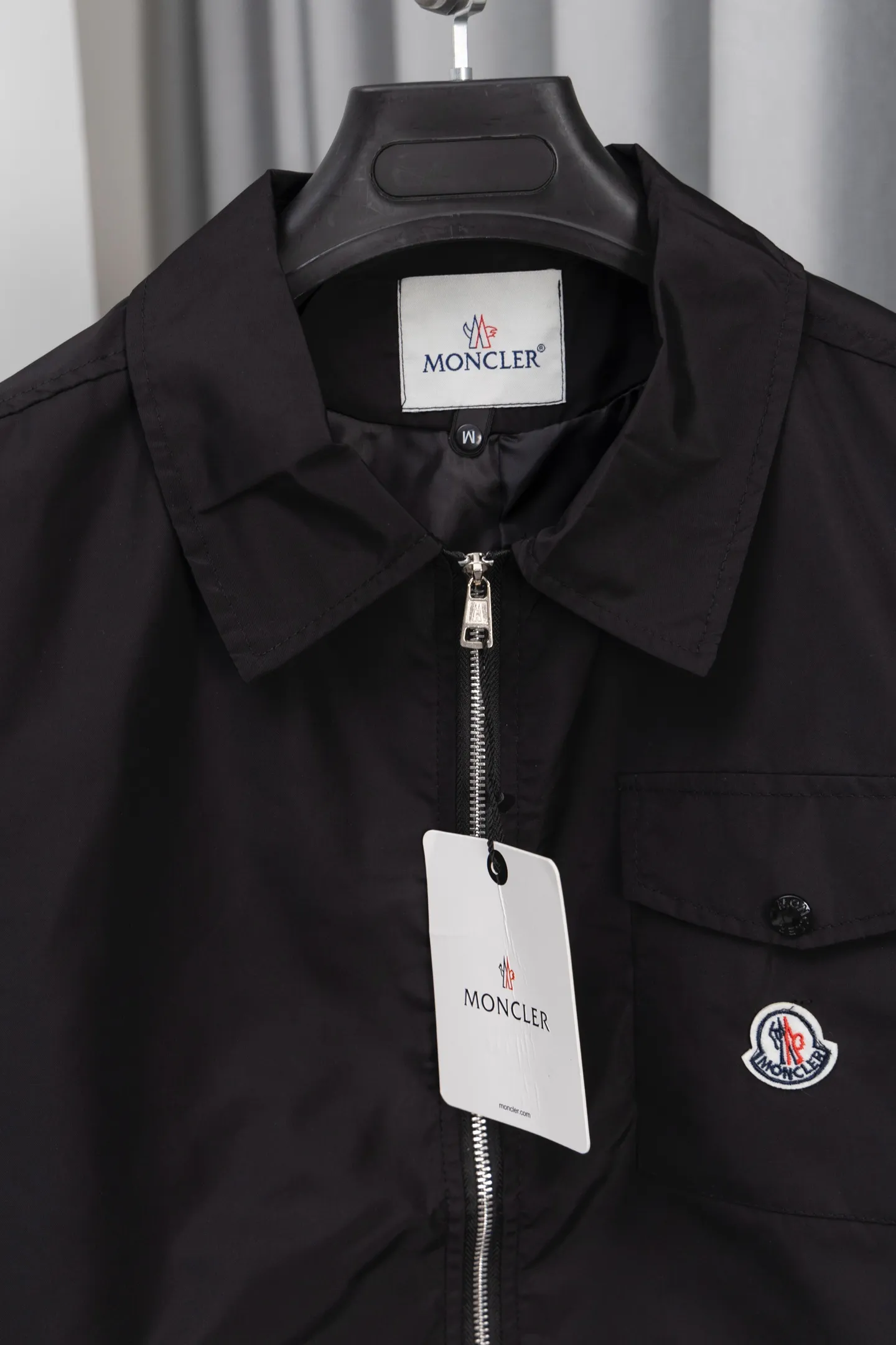 P310 Model No.: M010 Moncler logo zipper shirt jacket. Customized high-quality cotton hidden pattern gabardine. Full of texture. Comfortable and close to the skin. The brown tone exudes restrained tenderness. The iconic Moncler logo embroidered logo is embellished on it to increase brand recognition. Simple and smooth lines. The zipper opening and closing also follows the minimalist principle. Use simplicity as the pen and texture as the ink. Use the simplest elements to outline the most moving fashion picture. Process 1: Use imported special machine infrared to locate the "Moncler logo embroidery", the position is more accurate and strong. Process 2: Template machine to open the bag. The preset template guides the position, shape and size of the bag opening. The accuracy ensures the quality of the bag opening effect. Process 3: The fabrics have been washed and have a better hand feel. Not easy to deform, not easy to shrink, not easy to fade, and maintain long-term beauty. Color: navy black Size: S-XL