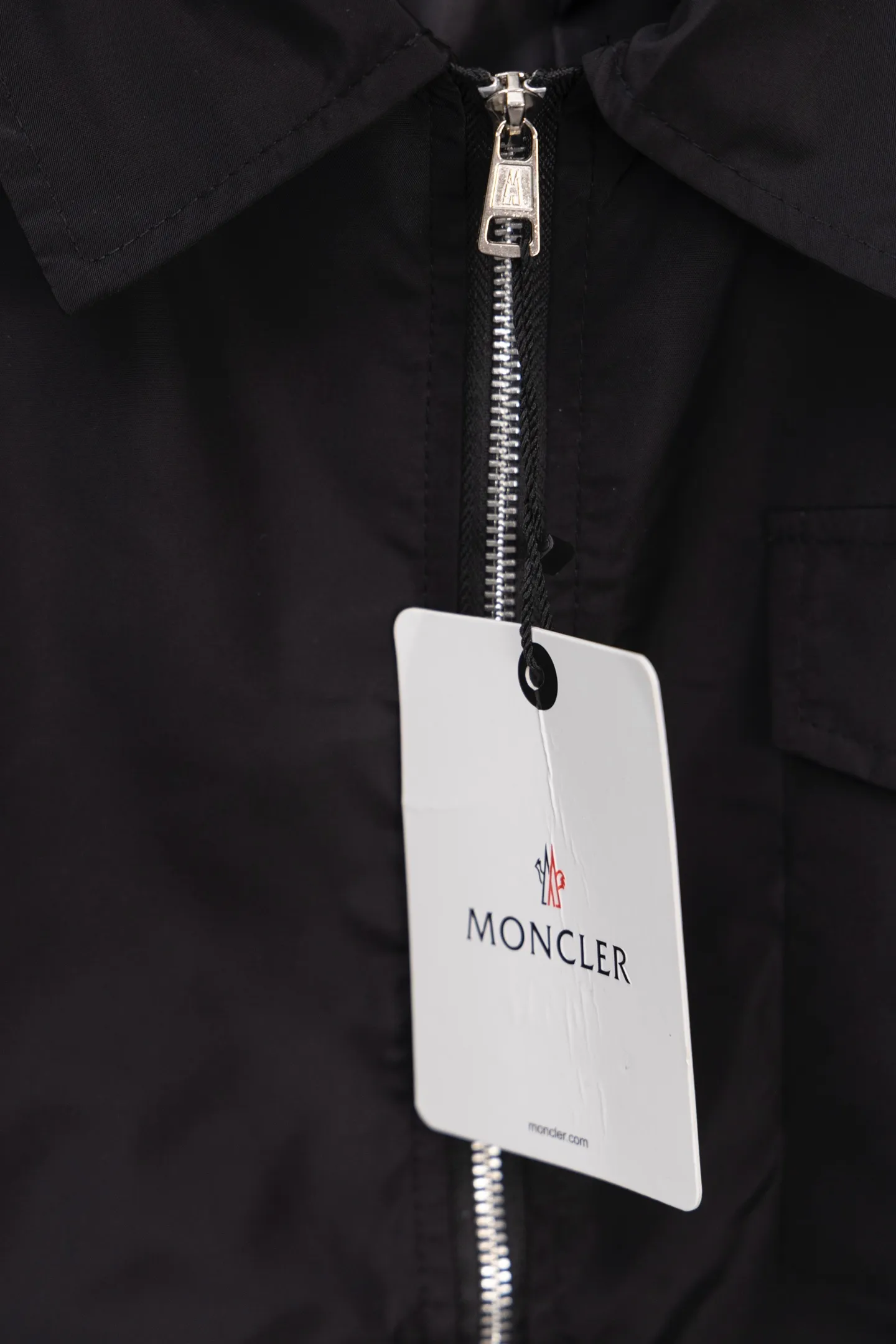 P310 Model No.: M010 Moncler logo zipper shirt jacket. Customized high-quality cotton hidden pattern gabardine. Full of texture. Comfortable and close to the skin. The brown tone exudes restrained tenderness. The iconic Moncler logo embroidered logo is embellished on it to increase brand recognition. Simple and smooth lines. The zipper opening and closing also follows the minimalist principle. Use simplicity as the pen and texture as the ink. Use the simplest elements to outline the most moving fashion picture. Process 1: Use imported special machine infrared to locate the "Moncler logo embroidery", the position is more accurate and strong. Process 2: Template machine to open the bag. The preset template guides the position, shape and size of the bag opening. The accuracy ensures the quality of the bag opening effect. Process 3: The fabrics have been washed and have a better hand feel. Not easy to deform, not easy to shrink, not easy to fade, and maintain long-term beauty. Color: navy black Size: S-XL