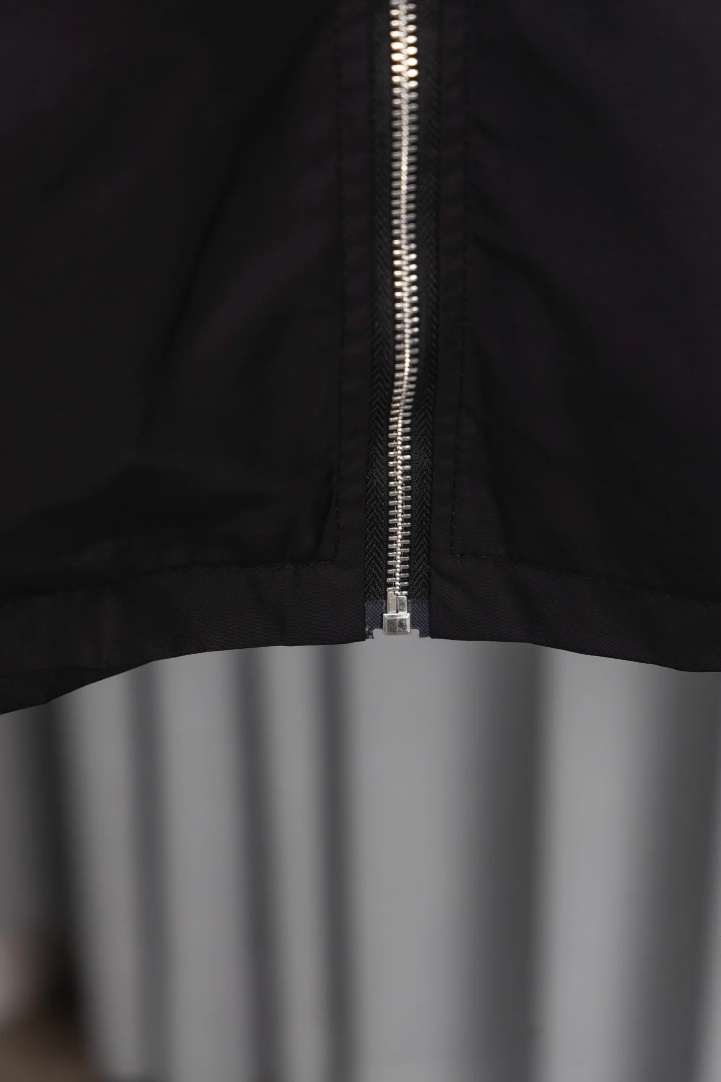 P310 Model No.: M010 Moncler logo zipper shirt jacket. Customized high-quality cotton hidden pattern gabardine. Full of texture. Comfortable and close to the skin. The brown tone exudes restrained tenderness. The iconic Moncler logo embroidered logo is embellished on it to increase brand recognition. Simple and smooth lines. The zipper opening and closing also follows the minimalist principle. Use simplicity as the pen and texture as the ink. Use the simplest elements to outline the most moving fashion picture. Process 1: Use imported special machine infrared to locate the "Moncler logo embroidery", the position is more accurate and strong. Process 2: Template machine to open the bag. The preset template guides the position, shape and size of the bag opening. The accuracy ensures the quality of the bag opening effect. Process 3: The fabrics have been washed and have a better hand feel. Not easy to deform, not easy to shrink, not easy to fade, and maintain long-term beauty. Color: navy black Size: S-XL