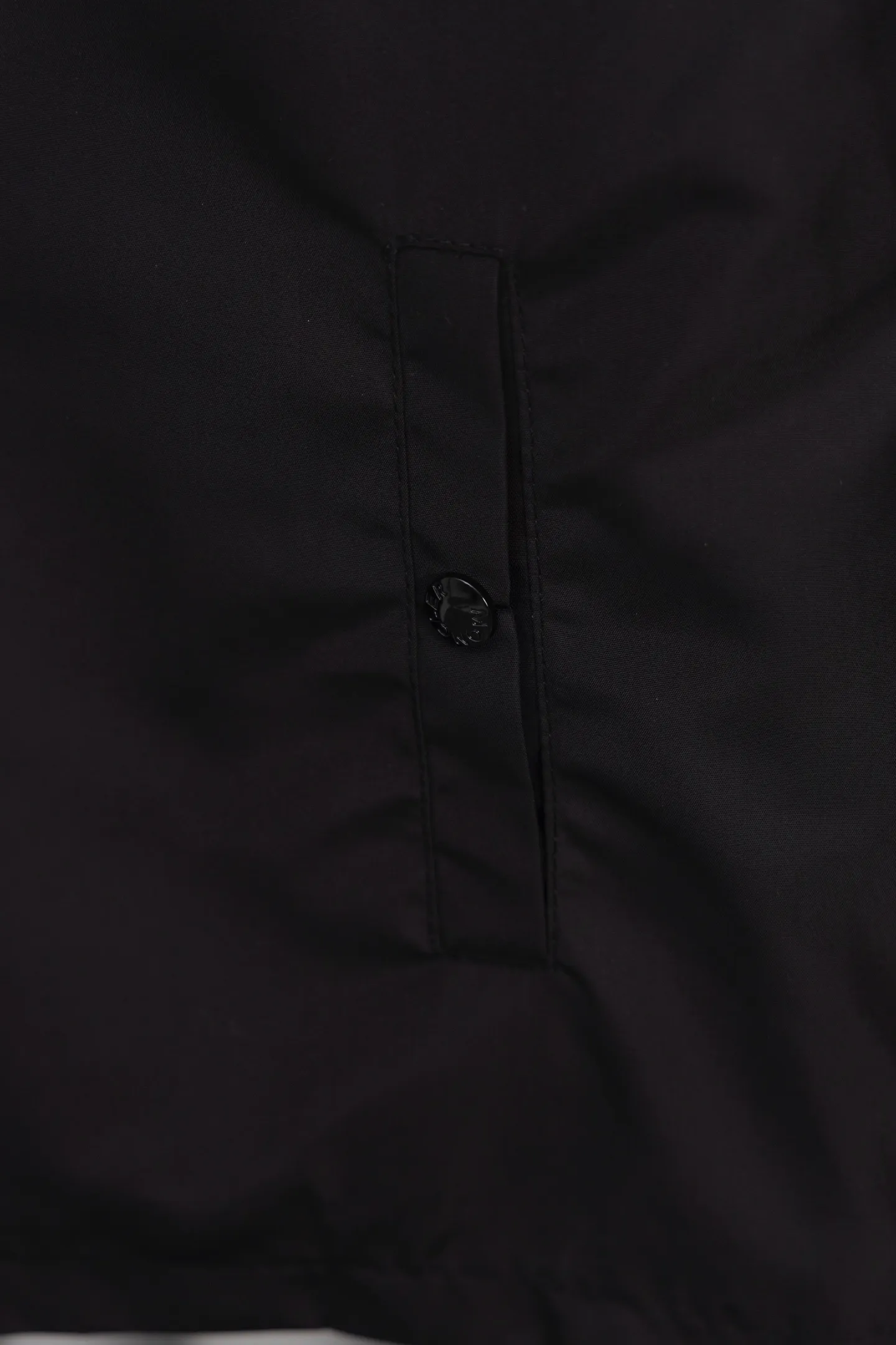 P310 Model No.: M010 Moncler logo zipper shirt jacket. Customized high-quality cotton hidden pattern gabardine. Full of texture. Comfortable and close to the skin. The brown tone exudes restrained tenderness. The iconic Moncler logo embroidered logo is embellished on it to increase brand recognition. Simple and smooth lines. The zipper opening and closing also follows the minimalist principle. Use simplicity as the pen and texture as the ink. Use the simplest elements to outline the most moving fashion picture. Process 1: Use imported special machine infrared to locate the "Moncler logo embroidery", the position is more accurate and strong. Process 2: Template machine to open the bag. The preset template guides the position, shape and size of the bag opening. The accuracy ensures the quality of the bag opening effect. Process 3: The fabrics have been washed and have a better hand feel. Not easy to deform, not easy to shrink, not easy to fade, and maintain long-term beauty. Color: navy black Size: S-XL