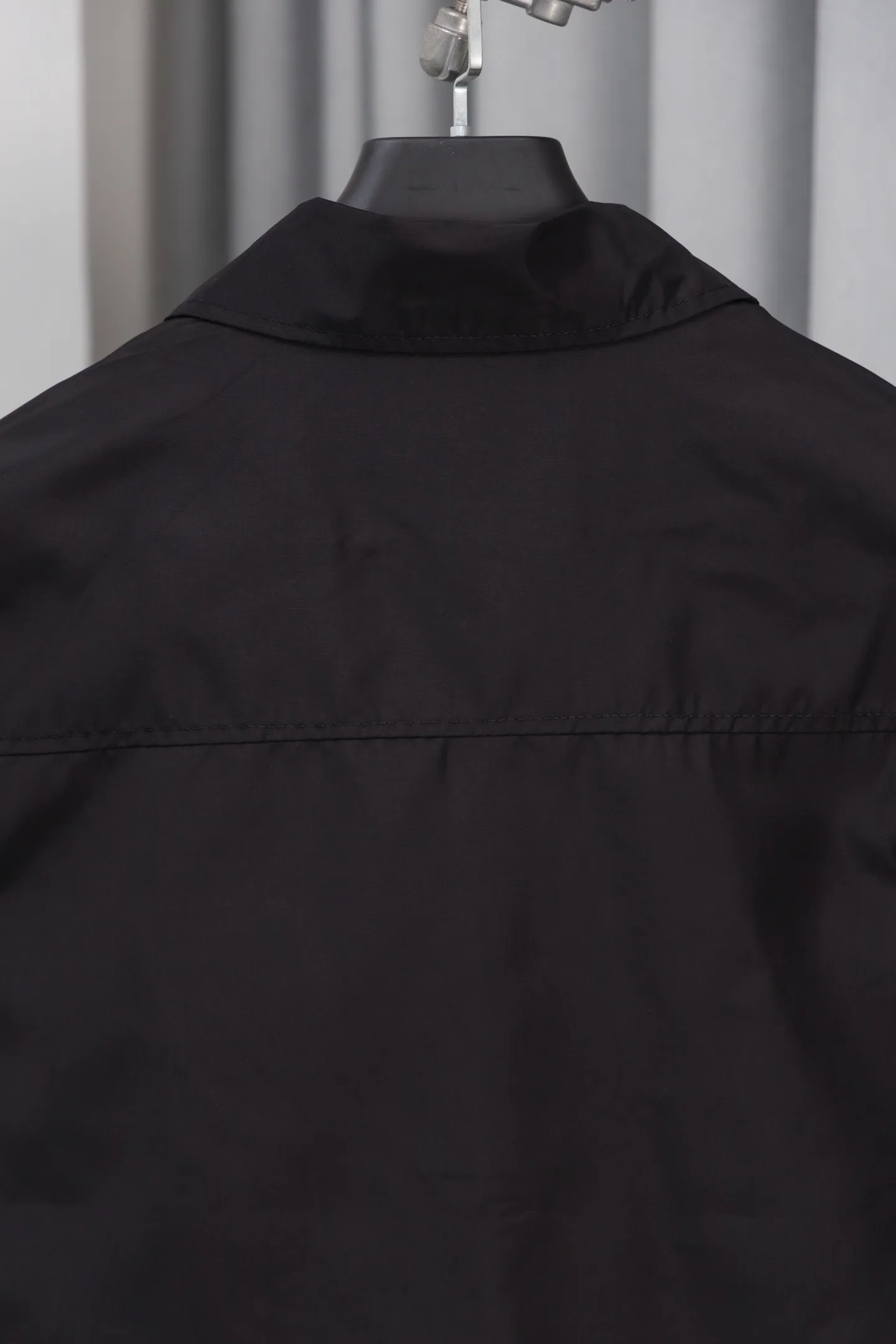 P310 Model No.: M010 Moncler logo zipper shirt jacket. Customized high-quality cotton hidden pattern gabardine. Full of texture. Comfortable and close to the skin. The brown tone exudes restrained tenderness. The iconic Moncler logo embroidered logo is embellished on it to increase brand recognition. Simple and smooth lines. The zipper opening and closing also follows the minimalist principle. Use simplicity as the pen and texture as the ink. Use the simplest elements to outline the most moving fashion picture. Process 1: Use imported special machine infrared to locate the "Moncler logo embroidery", the position is more accurate and strong. Process 2: Template machine to open the bag. The preset template guides the position, shape and size of the bag opening. The accuracy ensures the quality of the bag opening effect. Process 3: The fabrics have been washed and have a better hand feel. Not easy to deform, not easy to shrink, not easy to fade, and maintain long-term beauty. Color: navy black Size: S-XL