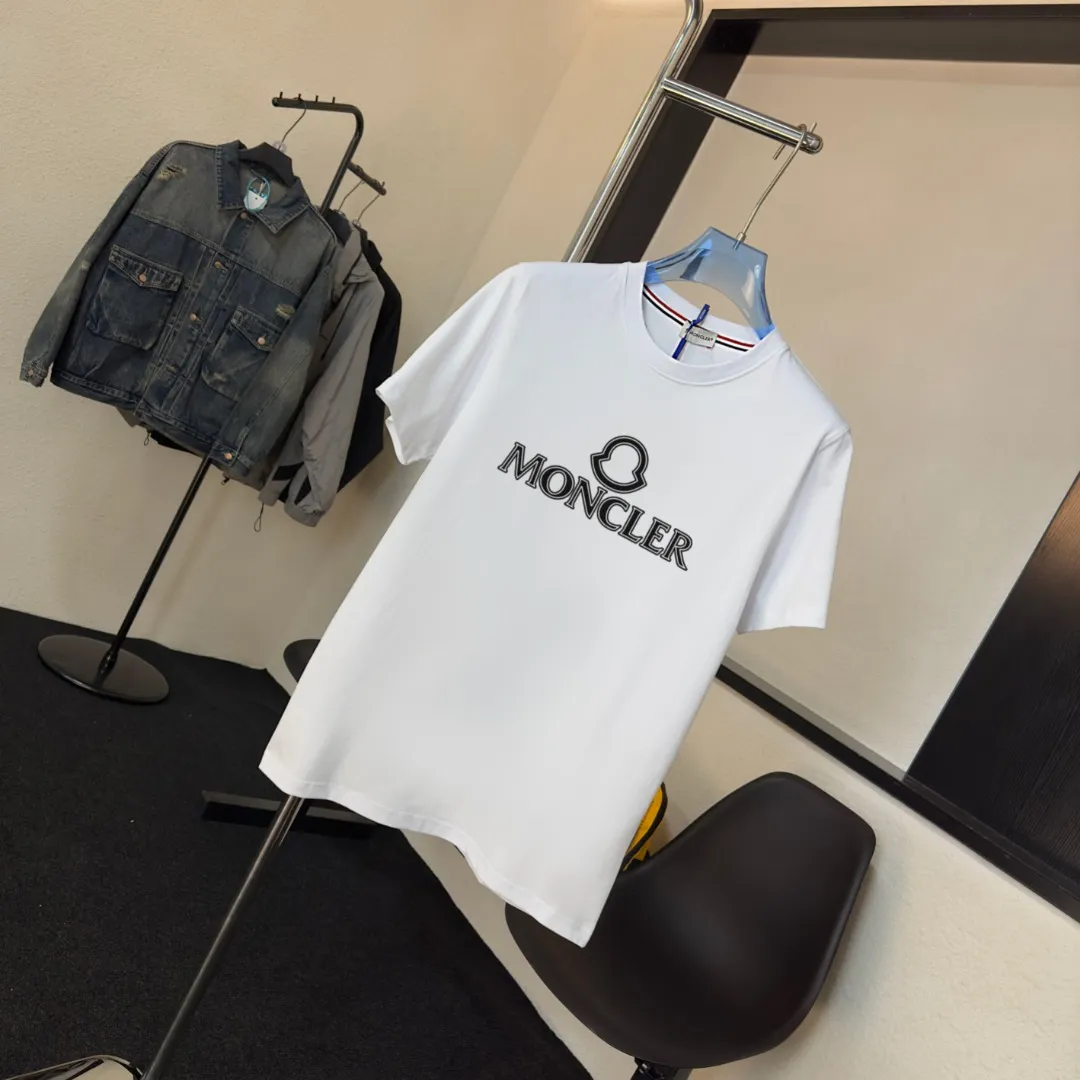P140 Upgraded version "Mobile phone smart sensor ~ NFC chip armband ~ Direct access to the official website for anti-counterfeiting" "Moncler ~ Mouth Mouth" 2025 new high-quality round neck short-sleeved T-shirt. The cuffs have imported embroidered labels. Customized dyeing, very comfortable to touch. Super versatile and good-looking short-sleeved. Complete with three labels. Non-market ordinary version. Feel free to compare. Quality is absolutely guaranteed! ‼ First of all, this original fabric is all custom-woven with 32-count double yarn fabric, 250G, and the weight is the same‼ Fine workmanship, double waistcoat method, double waistcoat method, double waistcoat method makes the whole dress more three-dimensional, which is not a craft that ordinary T-shirts can achieve🤪 Size: S-M-L-XL-2XL Color: black, white, apricot, same style for men and women