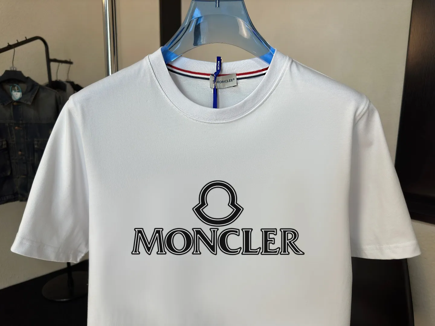 P140 Upgraded version "Mobile phone smart sensor ~ NFC chip armband ~ Direct access to the official website for anti-counterfeiting" "Moncler ~ Mouth Mouth" 2025 new high-quality round neck short-sleeved T-shirt. The cuffs have imported embroidered labels. Customized dyeing, very comfortable to touch. Super versatile and good-looking short-sleeved. Complete with three labels. Non-market ordinary version. Feel free to compare. Quality is absolutely guaranteed! ‼ First of all, this original fabric is all custom-woven with 32-count double yarn fabric, 250G, and the weight is the same‼ Fine workmanship, double waistcoat method, double waistcoat method, double waistcoat method makes the whole dress more three-dimensional, which is not a craft that ordinary T-shirts can achieve🤪 Size: S-M-L-XL-2XL Color: black, white, apricot, same style for men and women