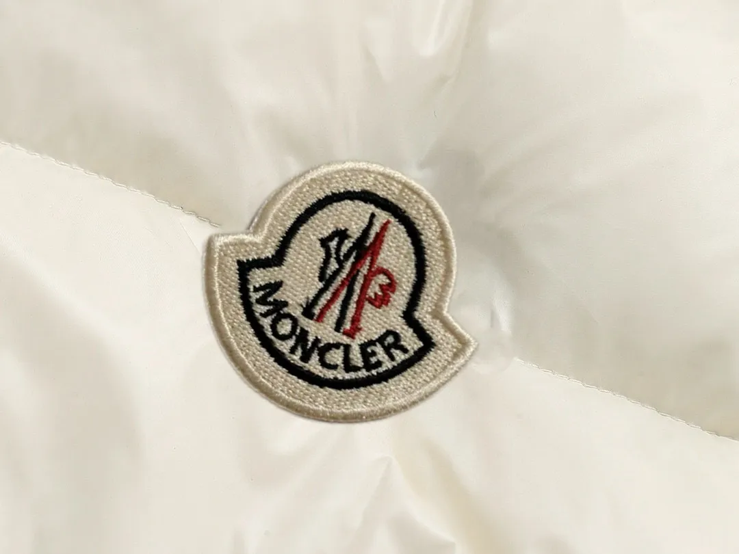P720 MONCLER Meng Mouth Maya Down Jacket: Color/off-white, black Size: M. L. Zipper pendant with custom logo Fabric: 400D bright nylon, anti-fouling, anti-wrinkle, waterproof and windproof, very wear-resistant, breathable and comfortable.           Embroidery: Straight lines, smooth curves, dense and neat stitches, no jagged edges, flat embroidery surface, no skewed threads, consistent stitch length, no bottom exposed, no overlap, smooth embroidery surface, no ink marks and other stains. Advanced imported embroidery machines are used to ensure embroidery quality.