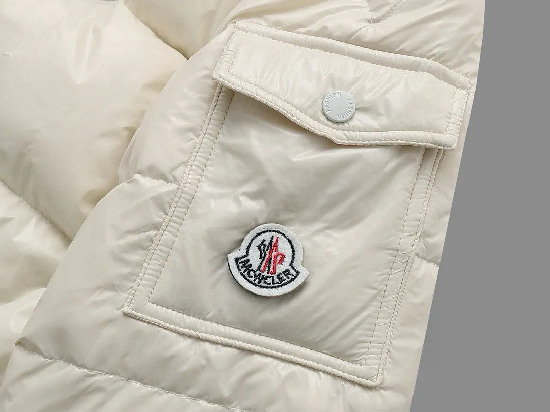 P720 MONCLER Meng Mouth Maya Down Jacket: Color/off-white, black Size: M. L. Zipper pendant with custom logo Fabric: 400D bright nylon, anti-fouling, anti-wrinkle, waterproof and windproof, very wear-resistant, breathable and comfortable.           Embroidery: Straight lines, smooth curves, dense and neat stitches, no jagged edges, flat embroidery surface, no skewed threads, consistent stitch length, no bottom exposed, no overlap, smooth embroidery surface, no ink marks and other stains. Advanced imported embroidery machines are used to ensure embroidery quality.