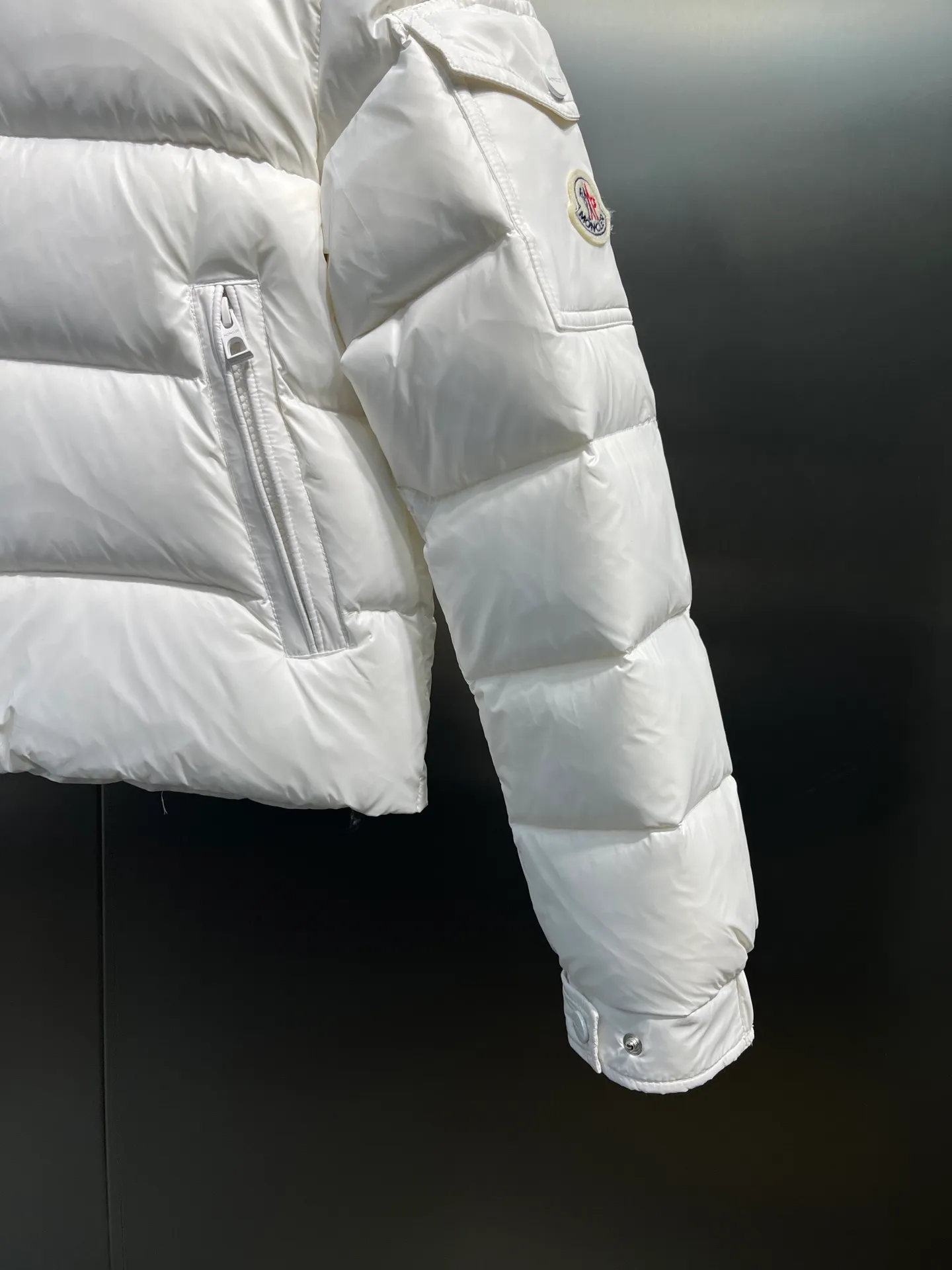 P780 moncler 🌟down jacket, original custom-made hardware accessories, all imported and original customization, welcome to compare, absolutely high quality, using top-grade 90 white duck down, super soft, fluffy and plump, super heavy-duty, excellent fabric workmanship, perfect version. Note⚠The fabric is super comfortable, exclusive model, non-market goods, same sizes for men and women.  size: 1234