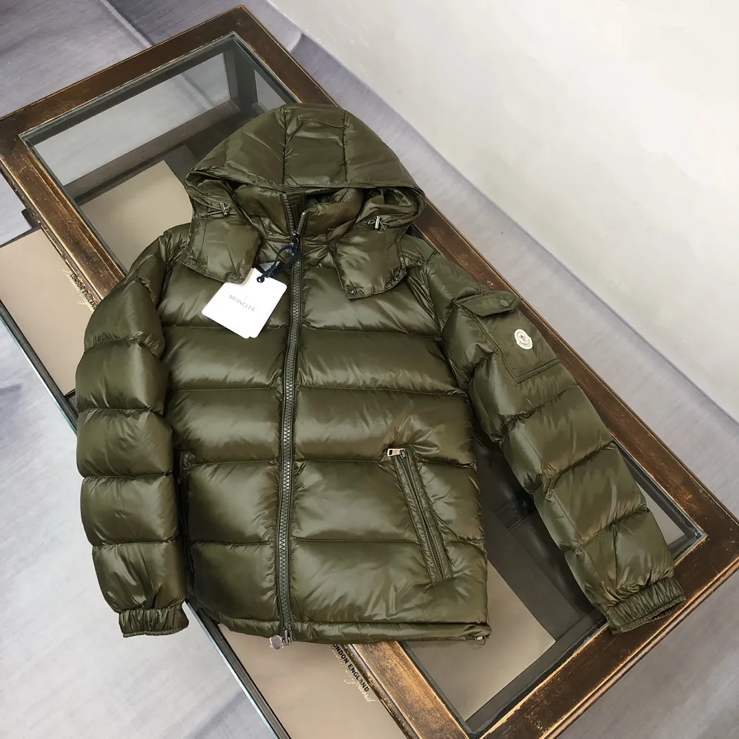 P820 ​​#Moncler/covered mouth #MAYA Maya Eason Chan star's same style, a classic model #Men's and women's style!  Made of nylon with signature rectangular quilting, it is the epitome of Moncler style. A classic short design that transcends seasons and fashions, with a statement silhouette, removable hood and adjustable hem, the armband pocket down jacket is influenced by the iconic outerwear of the 1980s. Maya revisits looks from the Moncler archives with modern style and cutting-edge elements, the result of the brand's expertise in ski equipment. Both in terms of sport and style, this high-performance and positive-spirited jacket has all the elements that a competitive man needs to claim the title. ➖NFC sensor anti-counterfeiting chip ➖Exclusively adopts Taiwan original nylon inner and outer fabrics. ➖Accessories and hardware are customized from the original factory to restore genuine quality.  Color size: classic black (black base, gray base 1-6) pink (1-5) white (1-5) gray (1-5) avocado green (1-5) midnight blue (1-6) olive green (1-6)