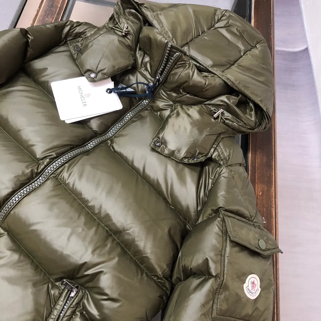 P820 ​​#Moncler/covered mouth #MAYA Maya Eason Chan star's same style, a classic model #Men's and women's style!  Made of nylon with signature rectangular quilting, it is the epitome of Moncler style. A classic short design that transcends seasons and fashions, with a statement silhouette, removable hood and adjustable hem, the armband pocket down jacket is influenced by the iconic outerwear of the 1980s. Maya revisits looks from the Moncler archives with modern style and cutting-edge elements, the result of the brand's expertise in ski equipment. Both in terms of sport and style, this high-performance and positive-spirited jacket has all the elements that a competitive man needs to claim the title. ➖NFC sensor anti-counterfeiting chip ➖Exclusively adopts Taiwan original nylon inner and outer fabrics. ➖Accessories and hardware are customized from the original factory to restore genuine quality.  Color size: classic black (black base, gray base 1-6) pink (1-5) white (1-5) gray (1-5) avocado green (1-5) midnight blue (1-6) olive green (1-6)