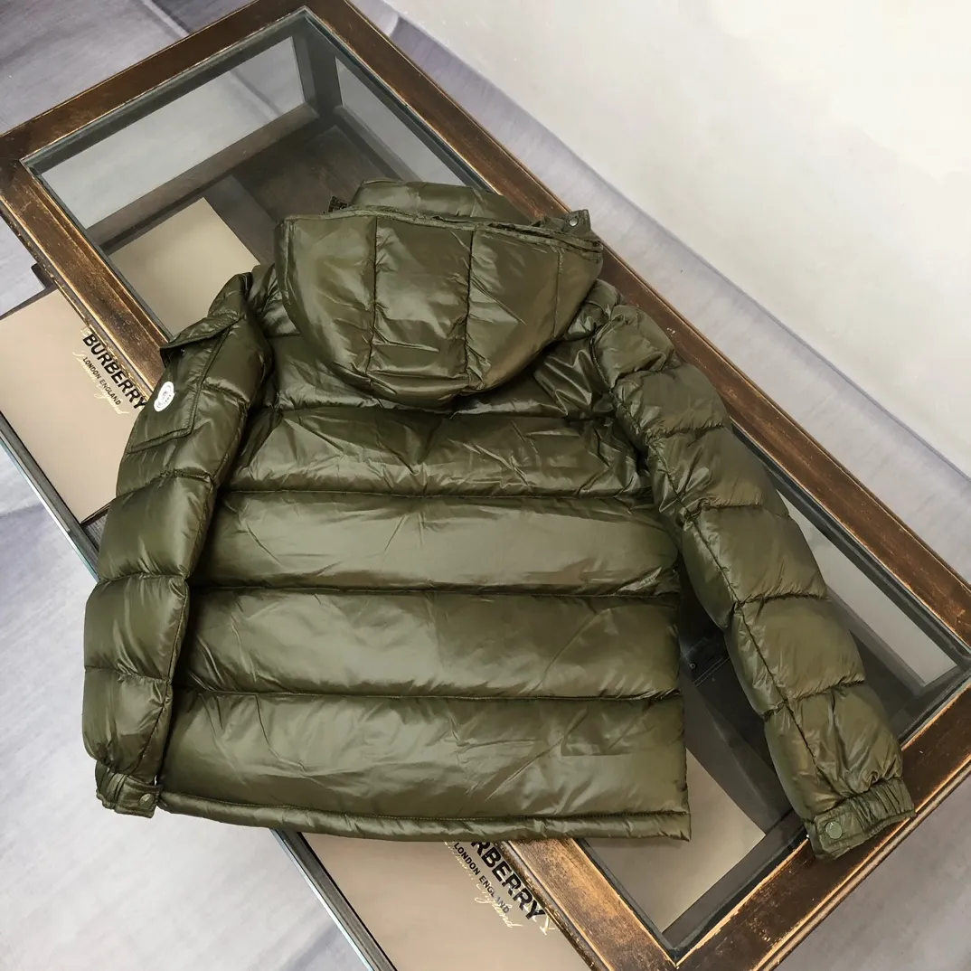 P820 ​​#Moncler/covered mouth #MAYA Maya Eason Chan star's same style, a classic model #Men's and women's style!  Made of nylon with signature rectangular quilting, it is the epitome of Moncler style. A classic short design that transcends seasons and fashions, with a statement silhouette, removable hood and adjustable hem, the armband pocket down jacket is influenced by the iconic outerwear of the 1980s. Maya revisits looks from the Moncler archives with modern style and cutting-edge elements, the result of the brand's expertise in ski equipment. Both in terms of sport and style, this high-performance and positive-spirited jacket has all the elements that a competitive man needs to claim the title. ➖NFC sensor anti-counterfeiting chip ➖Exclusively adopts Taiwan original nylon inner and outer fabrics. ➖Accessories and hardware are customized from the original factory to restore genuine quality.  Color size: classic black (black base, gray base 1-6) pink (1-5) white (1-5) gray (1-5) avocado green (1-5) midnight blue (1-6) olive green (1-6)