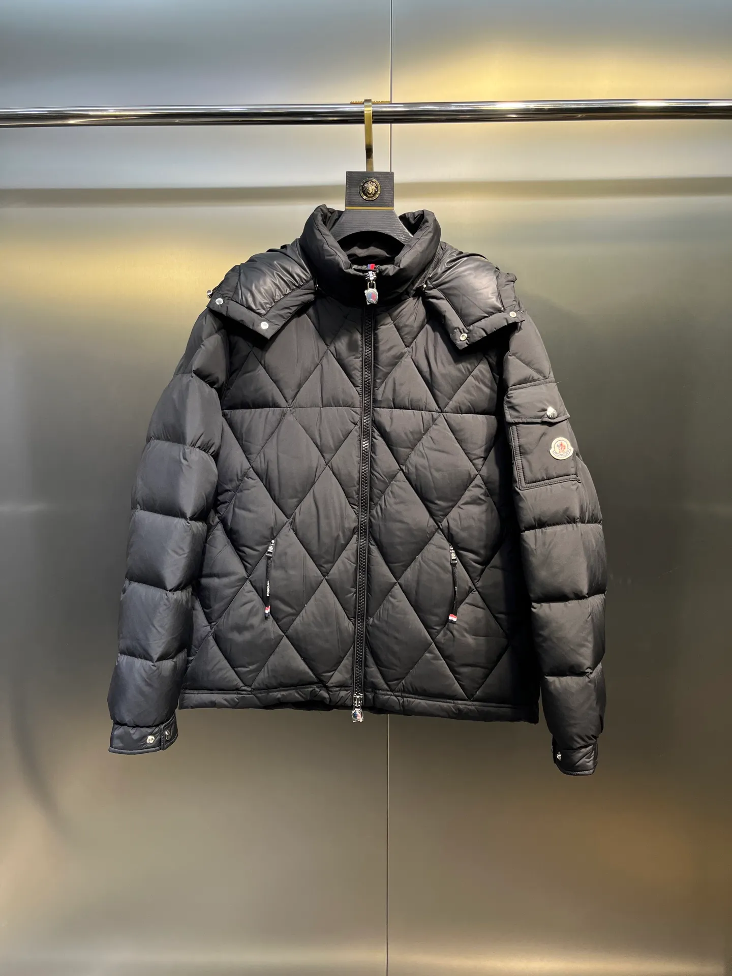 P860 moncler🌟 Down Jacket 2025 Autumn and Winter New Style Original customized hardware accessories are all imported and original customized. Welcome to compare. Absolutely high quality. Made of top-grade 95 white duck down. Super soft. Filled with fluffy and full feathers. Super heavy-duty. The fabric is well-crafted. The pattern is perfect. Note. The fabric is super comfortable. Exclusive model. Non-market goods. Same size for men and women. Size: 12345