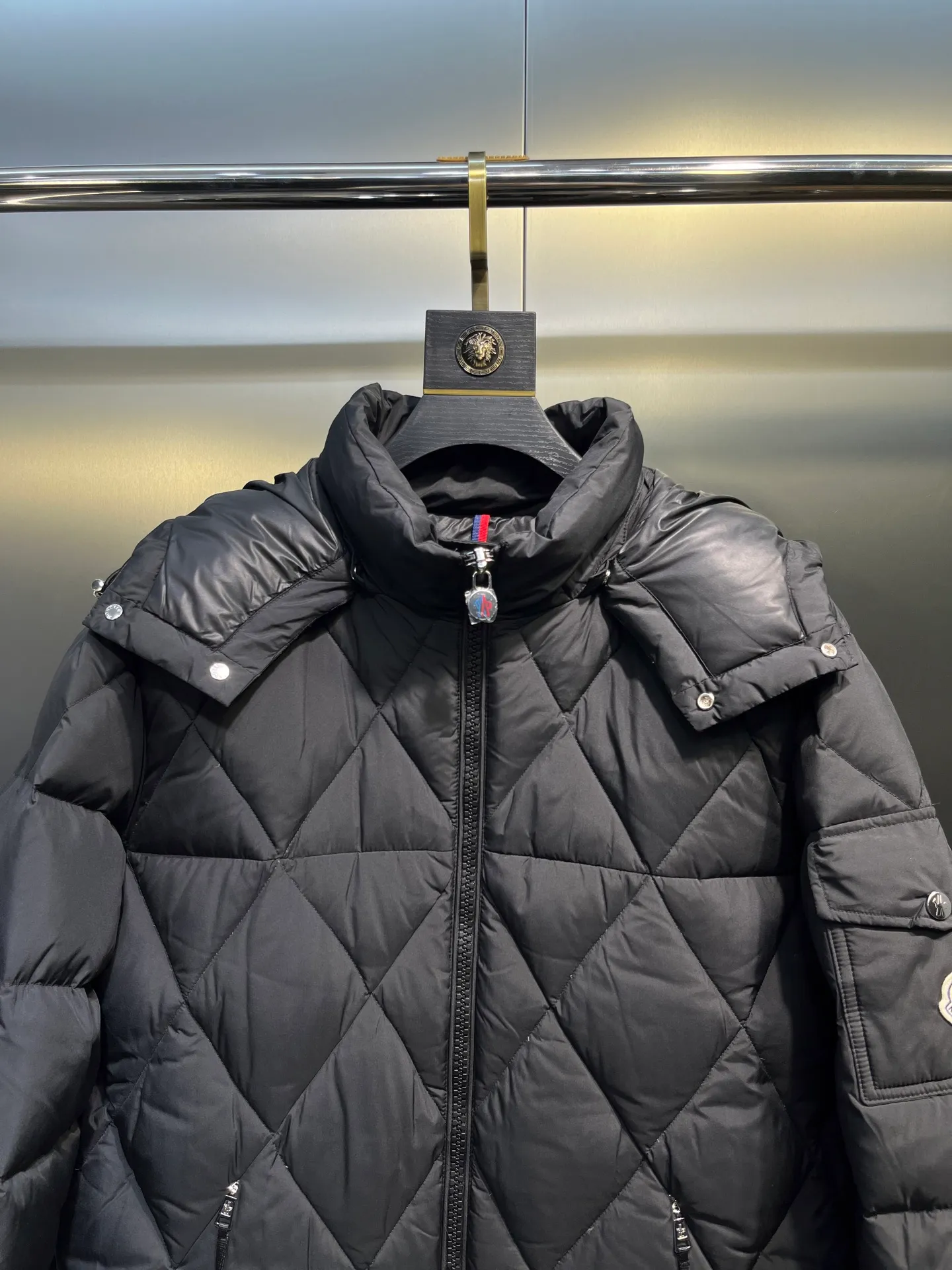 P860 moncler🌟 Down Jacket 2025 Autumn and Winter New Style Original customized hardware accessories are all imported and original customized. Welcome to compare. Absolutely high quality. Made of top-grade 95 white duck down. Super soft. Filled with fluffy and full feathers. Super heavy-duty. The fabric is well-crafted. The pattern is perfect. Note. The fabric is super comfortable. Exclusive model. Non-market goods. Same size for men and women. Size: 12345