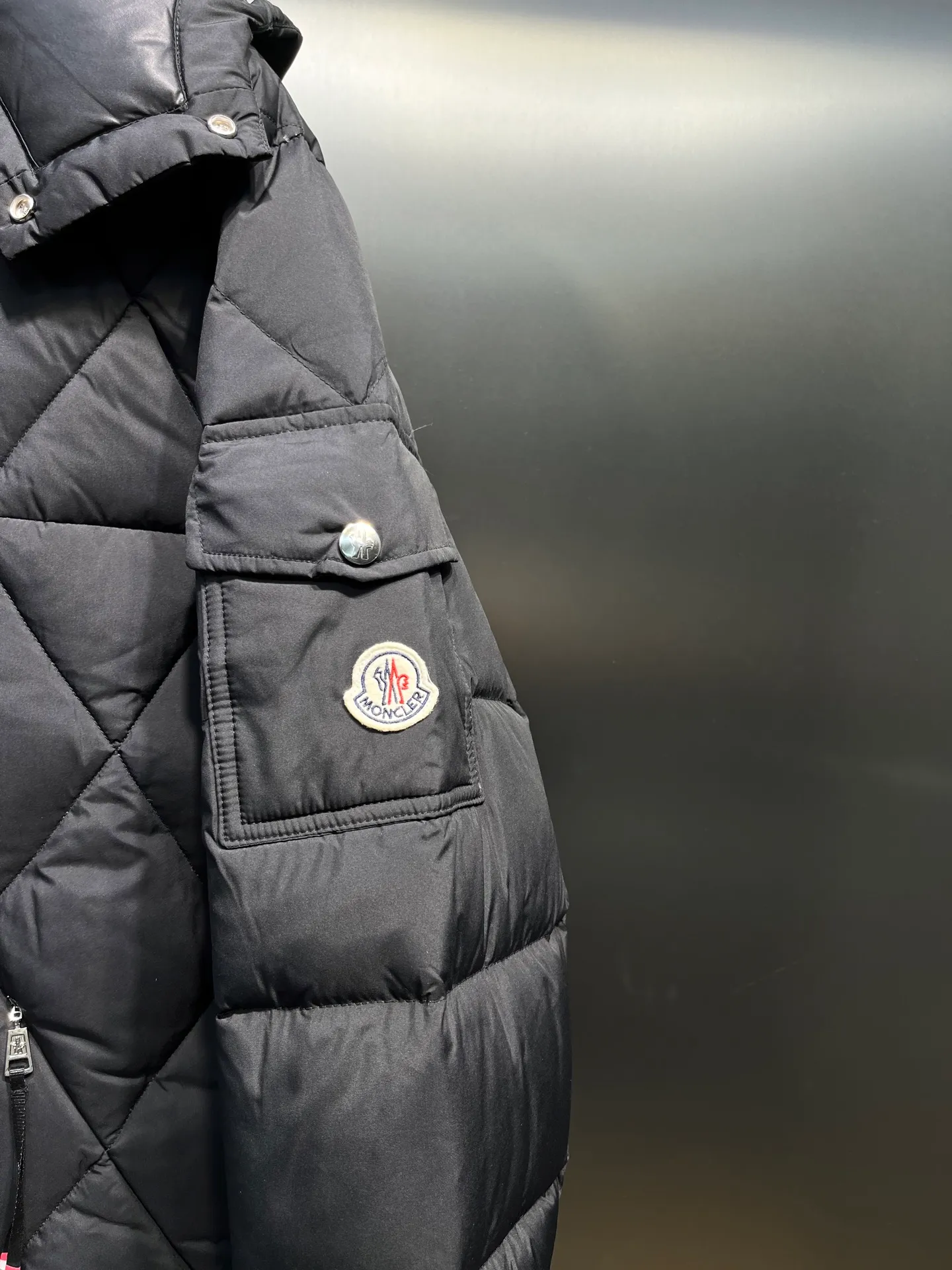 P860 moncler🌟 Down Jacket 2025 Autumn and Winter New Style Original customized hardware accessories are all imported and original customized. Welcome to compare. Absolutely high quality. Made of top-grade 95 white duck down. Super soft. Filled with fluffy and full feathers. Super heavy-duty. The fabric is well-crafted. The pattern is perfect. Note. The fabric is super comfortable. Exclusive model. Non-market goods. Same size for men and women. Size: 12345
