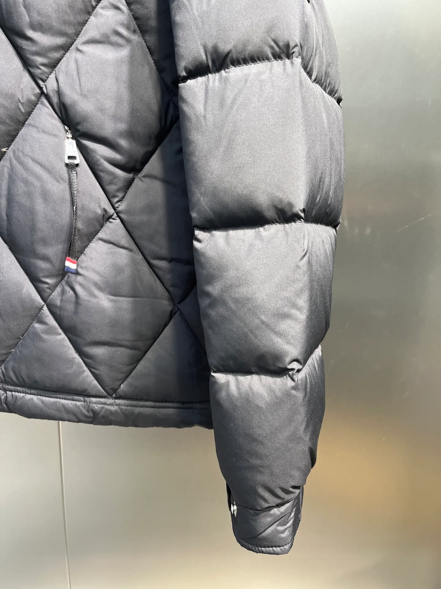 P860 moncler🌟 Down Jacket 2025 Autumn and Winter New Style Original customized hardware accessories are all imported and original customized. Welcome to compare. Absolutely high quality. Made of top-grade 95 white duck down. Super soft. Filled with fluffy and full feathers. Super heavy-duty. The fabric is well-crafted. The pattern is perfect. Note. The fabric is super comfortable. Exclusive model. Non-market goods. Same size for men and women. Size: 12345