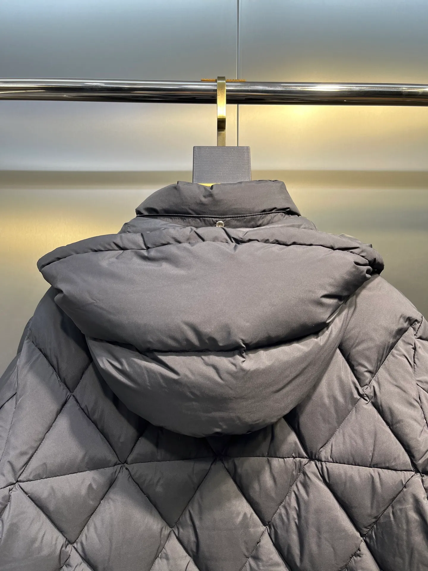 P860 moncler🌟 Down Jacket 2025 Autumn and Winter New Style Original customized hardware accessories are all imported and original customized. Welcome to compare. Absolutely high quality. Made of top-grade 95 white duck down. Super soft. Filled with fluffy and full feathers. Super heavy-duty. The fabric is well-crafted. The pattern is perfect. Note. The fabric is super comfortable. Exclusive model. Non-market goods. Same size for men and women. Size: 12345