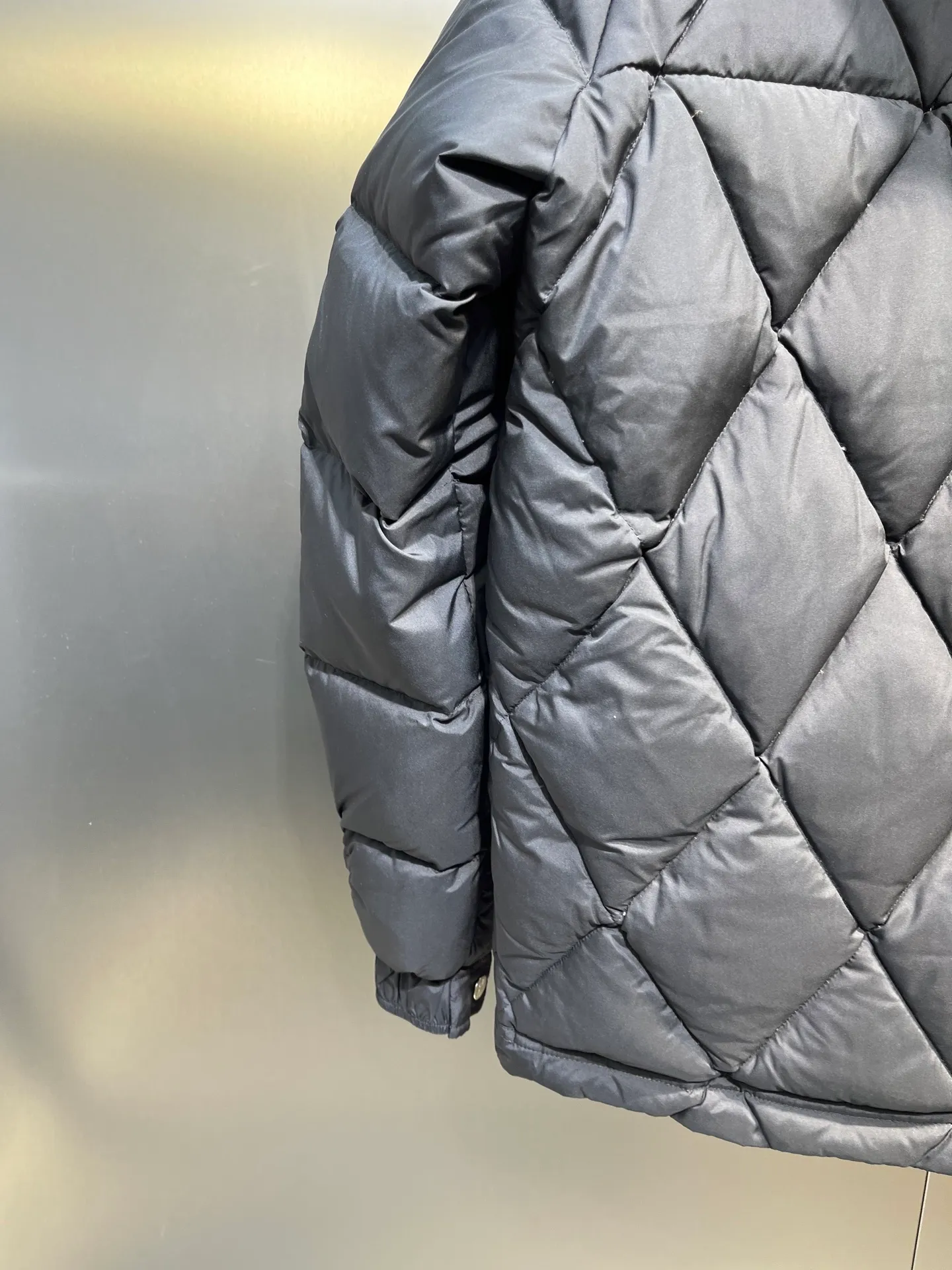 P860 moncler🌟 Down Jacket 2025 Autumn and Winter New Style Original customized hardware accessories are all imported and original customized. Welcome to compare. Absolutely high quality. Made of top-grade 95 white duck down. Super soft. Filled with fluffy and full feathers. Super heavy-duty. The fabric is well-crafted. The pattern is perfect. Note. The fabric is super comfortable. Exclusive model. Non-market goods. Same size for men and women. Size: 12345