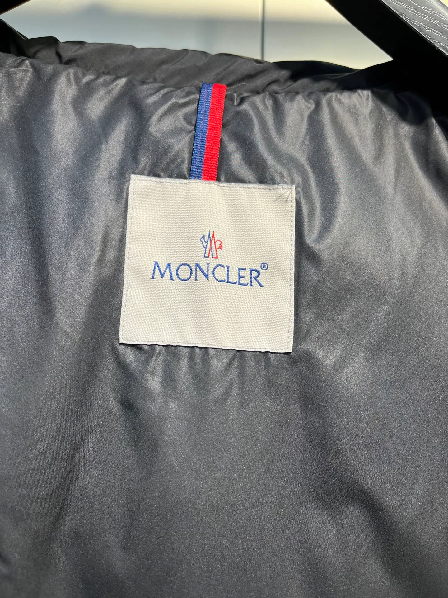 P860 moncler🌟 Down Jacket 2025 Autumn and Winter New Style Original customized hardware accessories are all imported and original customized. Welcome to compare. Absolutely high quality. Made of top-grade 95 white duck down. Super soft. Filled with fluffy and full feathers. Super heavy-duty. The fabric is well-crafted. The pattern is perfect. Note. The fabric is super comfortable. Exclusive model. Non-market goods. Same size for men and women. Size: 12345