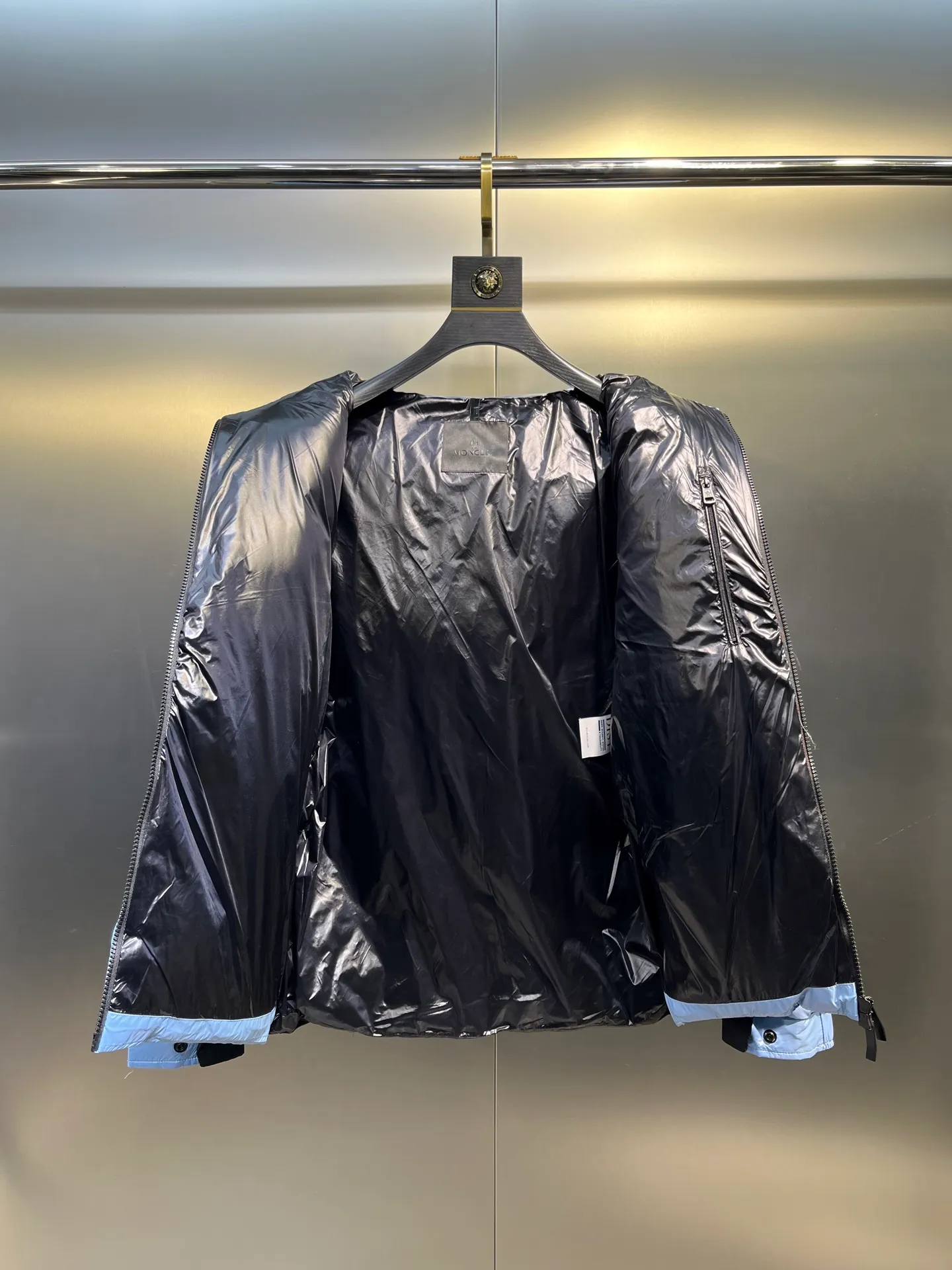 P760 moncler 🌟sssmoncler's new model is made of polyester fiber fabric. It has a hooded down jacket with a slim fit and distinctive geometric quilting design. It is inspired by the adventure outfit of climbing ice slopes. Features matte black logo size: 12345