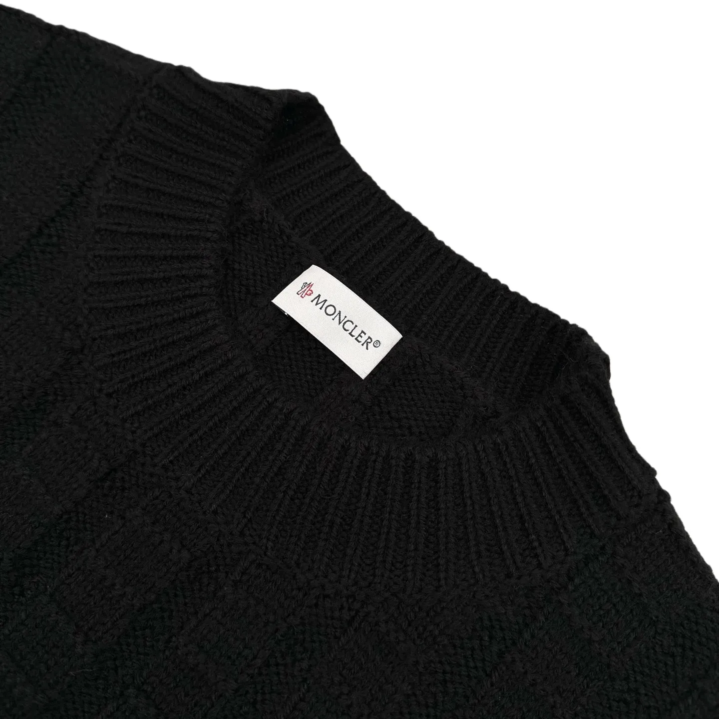 P410 Moncler logo embossed knitted crew neck sweater (black). Original purchase of 7,500. The fabric is made of custom-woven engraved wool texture. Soft and delicate, comfortable and close to the skin. The rich black is the main color. It has a warm and devouring charm. It exudes an irresistible charm. Using three-dimensional texture as the brushstrokes. The whole embossed knitting reconstructs the dimension of knitted aesthetics. The texture halo that produces a light and dark gradient as the human body moves. The iconic Moncler logo embroidery logo decorates the sleeves and is highly recognizable. Hidden power aesthetics in the hedging of hardness and softness. The ultimate expression of elegance. No need to deliberately create a self-contained style, the whole piece is embossed vertical grain knitting. Through specific stitching and changes in fabric structure, by changing the arrangement of stitches and the density of the fabric, the vertical grains present a relief effect that is raised on the surface of the sweater, forming undulating changes in the vertical grains, a curved thread structure. By changing the stitching and arrangement of yarns during the knitting process, the yarns present a curved distribution in the fabric, and the process of softening and deodorizing the garments is done. Use professional washing equipment and specific detergents to deeply clean and deodorize clothes to improve the feel and appearance of clothes. Size:S-M-L-XL