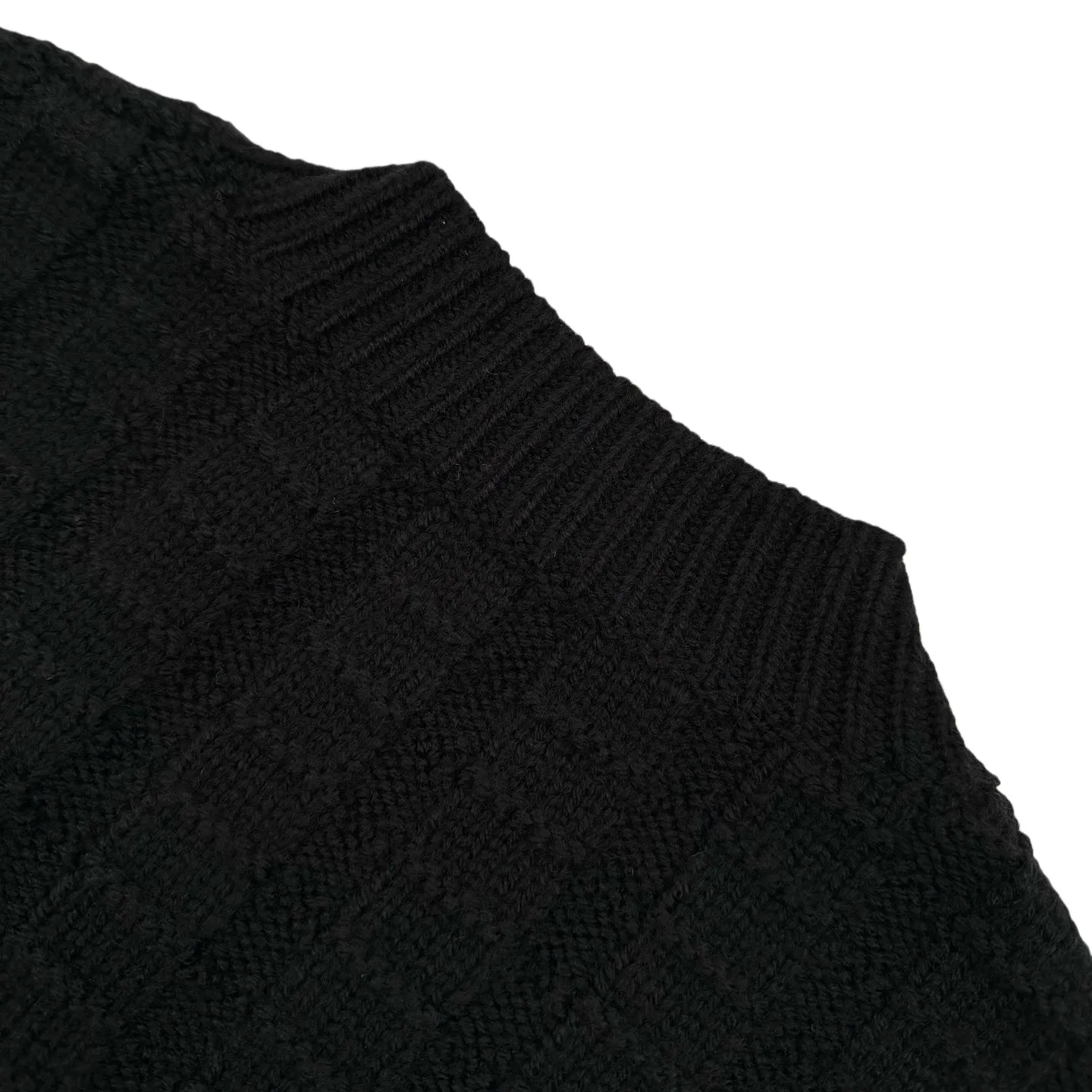 P410 Moncler logo embossed knitted crew neck sweater (black). Original purchase of 7,500. The fabric is made of custom-woven engraved wool texture. Soft and delicate, comfortable and close to the skin. The rich black is the main color. It has a warm and devouring charm. It exudes an irresistible charm. Using three-dimensional texture as the brushstrokes. The whole embossed knitting reconstructs the dimension of knitted aesthetics. The texture halo that produces a light and dark gradient as the human body moves. The iconic Moncler logo embroidery logo decorates the sleeves and is highly recognizable. Hidden power aesthetics in the hedging of hardness and softness. The ultimate expression of elegance. No need to deliberately create a self-contained style, the whole piece is embossed vertical grain knitting. Through specific stitching and changes in fabric structure, by changing the arrangement of stitches and the density of the fabric, the vertical grains present a relief effect that is raised on the surface of the sweater, forming undulating changes in the vertical grains, a curved thread structure. By changing the stitching and arrangement of yarns during the knitting process, the yarns present a curved distribution in the fabric, and the process of softening and deodorizing the garments is done. Use professional washing equipment and specific detergents to deeply clean and deodorize clothes to improve the feel and appearance of clothes. Size:S-M-L-XL