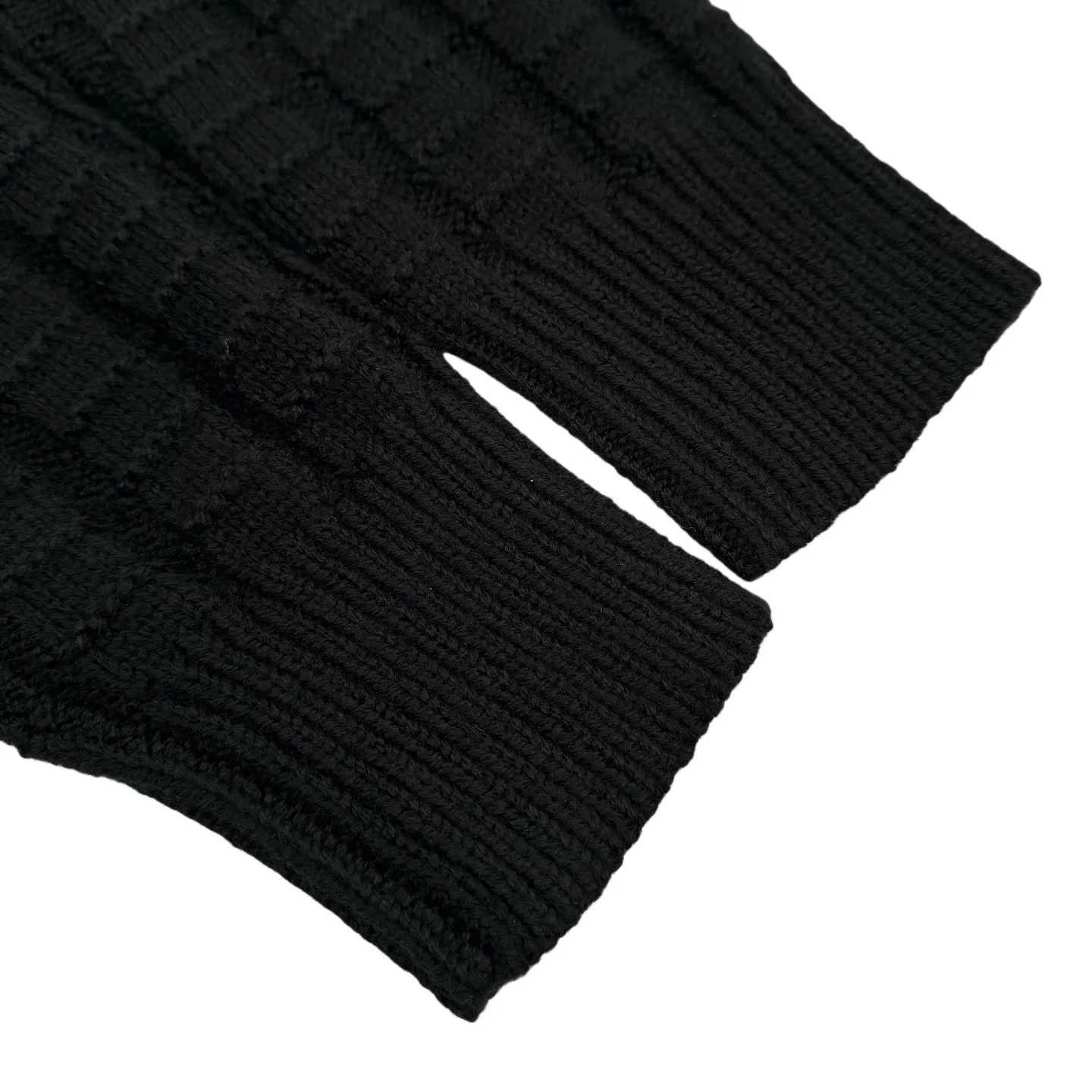 P410 Moncler logo embossed knitted crew neck sweater (black). Original purchase of 7,500. The fabric is made of custom-woven engraved wool texture. Soft and delicate, comfortable and close to the skin. The rich black is the main color. It has a warm and devouring charm. It exudes an irresistible charm. Using three-dimensional texture as the brushstrokes. The whole embossed knitting reconstructs the dimension of knitted aesthetics. The texture halo that produces a light and dark gradient as the human body moves. The iconic Moncler logo embroidery logo decorates the sleeves and is highly recognizable. Hidden power aesthetics in the hedging of hardness and softness. The ultimate expression of elegance. No need to deliberately create a self-contained style, the whole piece is embossed vertical grain knitting. Through specific stitching and changes in fabric structure, by changing the arrangement of stitches and the density of the fabric, the vertical grains present a relief effect that is raised on the surface of the sweater, forming undulating changes in the vertical grains, a curved thread structure. By changing the stitching and arrangement of yarns during the knitting process, the yarns present a curved distribution in the fabric, and the process of softening and deodorizing the garments is done. Use professional washing equipment and specific detergents to deeply clean and deodorize clothes to improve the feel and appearance of clothes. Size:S-M-L-XL
