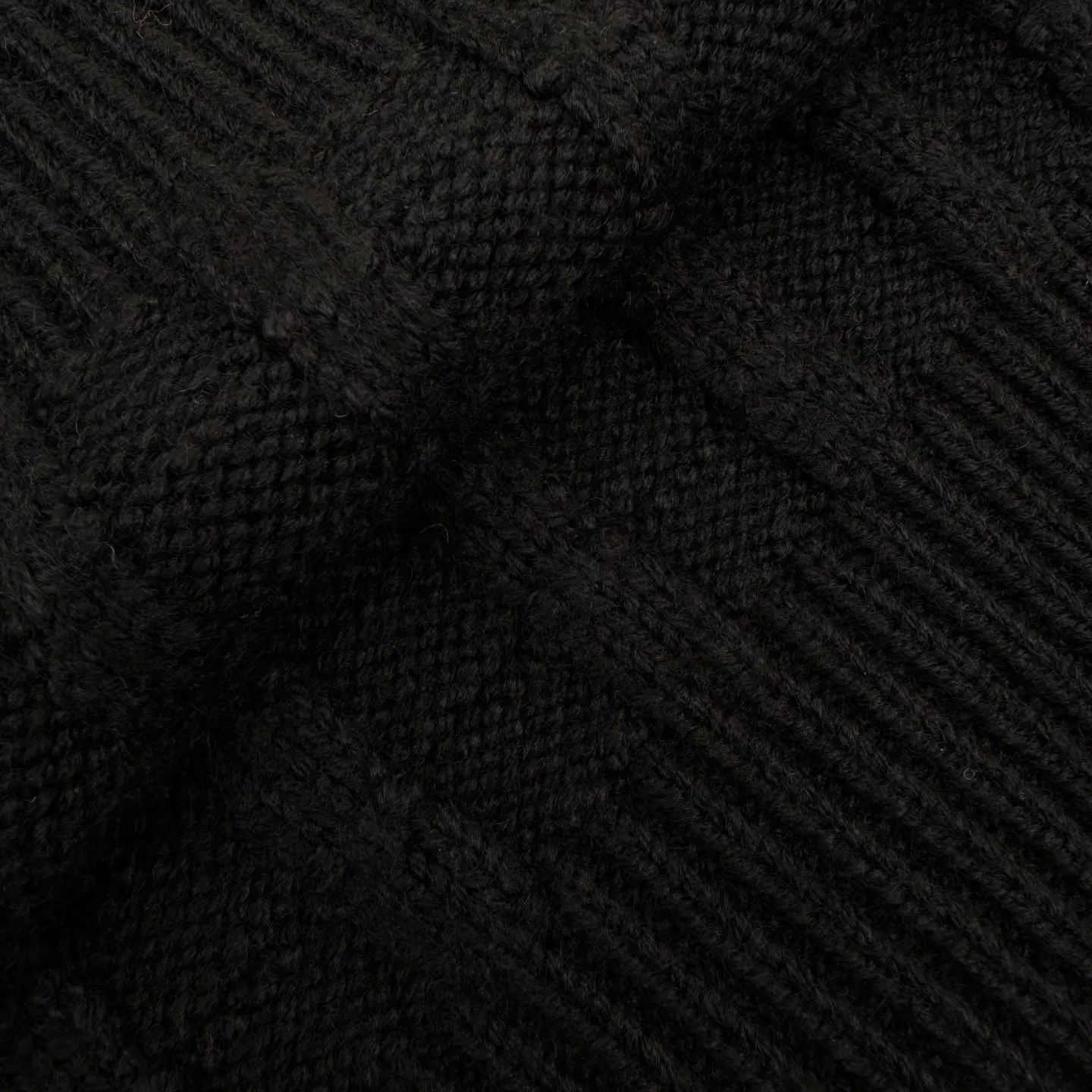 P410 Moncler logo embossed knitted crew neck sweater (black). Original purchase of 7,500. The fabric is made of custom-woven engraved wool texture. Soft and delicate, comfortable and close to the skin. The rich black is the main color. It has a warm and devouring charm. It exudes an irresistible charm. Using three-dimensional texture as the brushstrokes. The whole embossed knitting reconstructs the dimension of knitted aesthetics. The texture halo that produces a light and dark gradient as the human body moves. The iconic Moncler logo embroidery logo decorates the sleeves and is highly recognizable. Hidden power aesthetics in the hedging of hardness and softness. The ultimate expression of elegance. No need to deliberately create a self-contained style, the whole piece is embossed vertical grain knitting. Through specific stitching and changes in fabric structure, by changing the arrangement of stitches and the density of the fabric, the vertical grains present a relief effect that is raised on the surface of the sweater, forming undulating changes in the vertical grains, a curved thread structure. By changing the stitching and arrangement of yarns during the knitting process, the yarns present a curved distribution in the fabric, and the process of softening and deodorizing the garments is done. Use professional washing equipment and specific detergents to deeply clean and deodorize clothes to improve the feel and appearance of clothes. Size:S-M-L-XL
