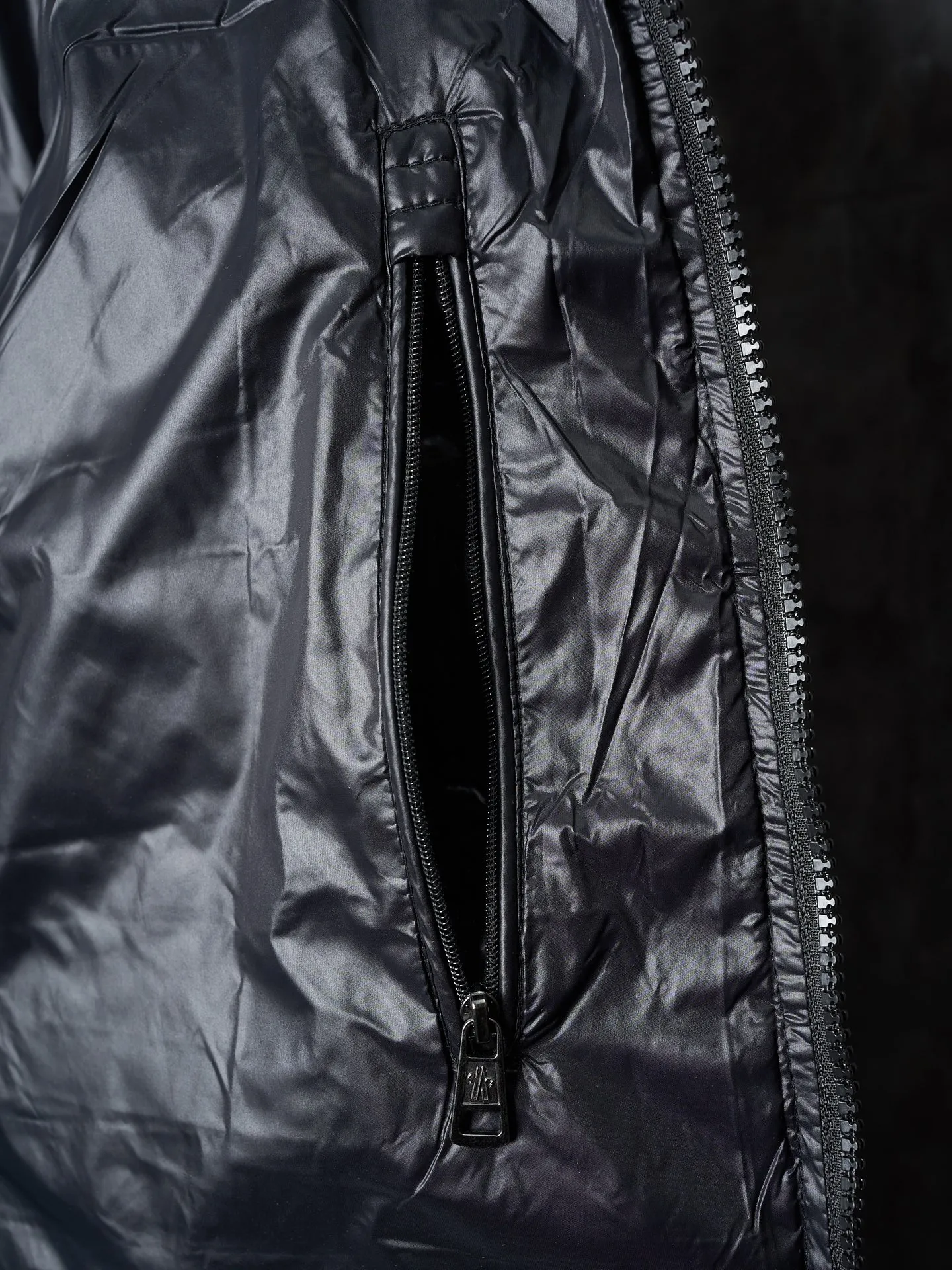 P900 Actual hanging auction] MONCLER/Maskled brim quilted embroidered pocket logo hooded down jacket [Ready stock] 1 2 3 4 Filled with 90 selected white duck down, weighing 210g, ensuring fast fluffy rebound, lightness and warmth.  The longue saison fabric made of high-count polyamide fiber is famous for its excellent tensile strength and lightness. Its good flexibility makes the fabric less prone to wrinkles and keeps it crisp and stylish for a long time. The tight weave effectively blocks the invasion of cold wind and locks in the warm air generated by the down layer. The high-density nylon surface forms a certain lotus leaf effect, making it difficult for small water droplets to penetrate, keeping the interior dry and effectively extending the service life of the down.  The high-density lining is woven with ultra-fine denier, with a thickness of 0.08mm to avoid increasing the overall weight and making it smooth to wear. The high-density woven structure forms a wind resistance layer to protect the thermal efficiency of the thermal layer from loss. It can also withstand the expansion pressure of down and prevent deformation and damage after long-term use.  The quilted letter logo on the brim uses contour quilting technology. The stitches are routed along the edge of the set outline, and the filler is compressed inside the letter graphic, so that the logo is three-dimensional and the pattern is clear.