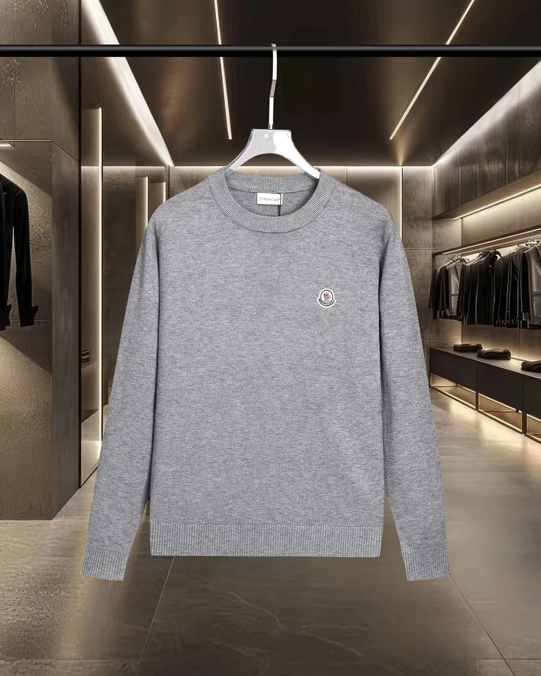 P236 Moncler/muzzle 25Fw classic chest Logo letter badge logo casual knitted pullover sweater 2025FW official website new original fabric official same style Selected sweater customization Imported wool fabric High-end version, counter custom fabric High breathability and comfort, exquisite workmanship, impeccable detail processing, ✅ custom logo engraved buttons, three labels complete. Brand element design concept reflects high quality. It feels delicate and soft! Presenting a casual cut, the upper body shape is great 🐍 Color; black, white and gray Size: M-XXXL