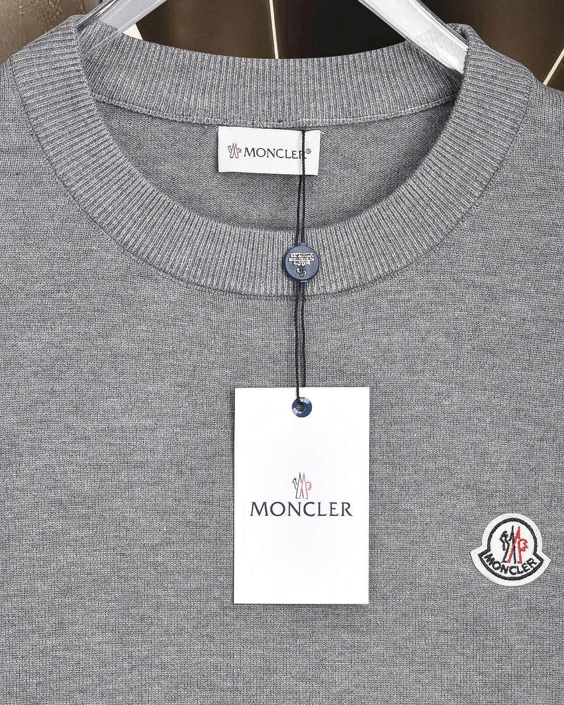 P236 Moncler/muzzle 25Fw classic chest Logo letter badge logo casual knitted pullover sweater 2025FW official website new original fabric official same style Selected sweater customization Imported wool fabric High-end version, counter custom fabric High breathability and comfort, exquisite workmanship, impeccable detail processing, ✅ custom logo engraved buttons, three labels complete. Brand element design concept reflects high quality. It feels delicate and soft! Presenting a casual cut, the upper body shape is great 🐍 Color; black, white and gray Size: M-XXXL