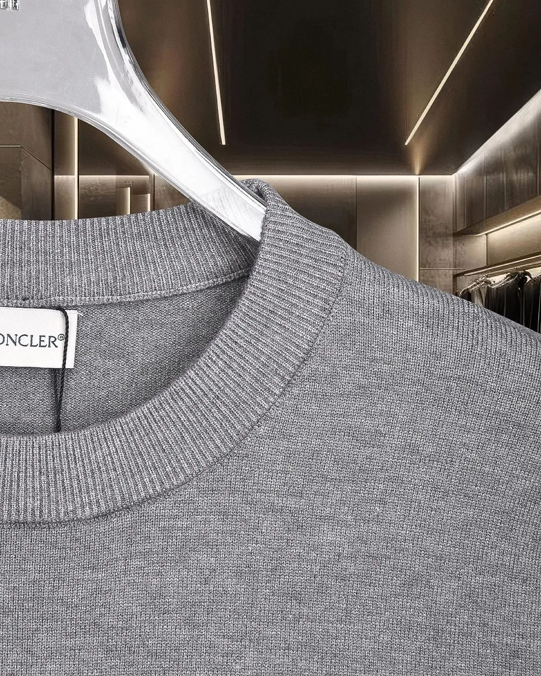 P236 Moncler/muzzle 25Fw classic chest Logo letter badge logo casual knitted pullover sweater 2025FW official website new original fabric official same style Selected sweater customization Imported wool fabric High-end version, counter custom fabric High breathability and comfort, exquisite workmanship, impeccable detail processing, ✅ custom logo engraved buttons, three labels complete. Brand element design concept reflects high quality. It feels delicate and soft! Presenting a casual cut, the upper body shape is great 🐍 Color; black, white and gray Size: M-XXXL