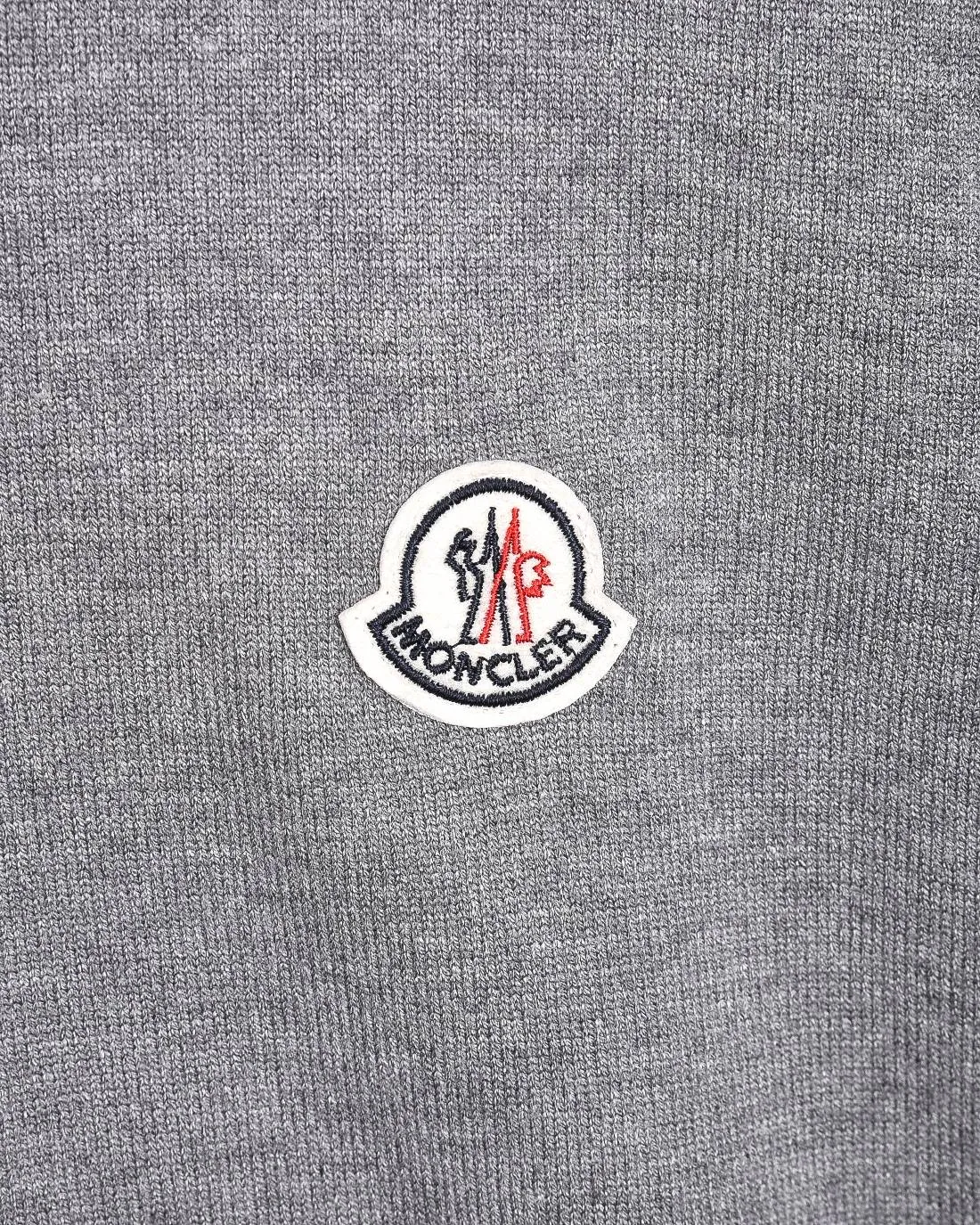 P236 Moncler/muzzle 25Fw classic chest Logo letter badge logo casual knitted pullover sweater 2025FW official website new original fabric official same style Selected sweater customization Imported wool fabric High-end version, counter custom fabric High breathability and comfort, exquisite workmanship, impeccable detail processing, ✅ custom logo engraved buttons, three labels complete. Brand element design concept reflects high quality. It feels delicate and soft! Presenting a casual cut, the upper body shape is great 🐍 Color; black, white and gray Size: M-XXXL