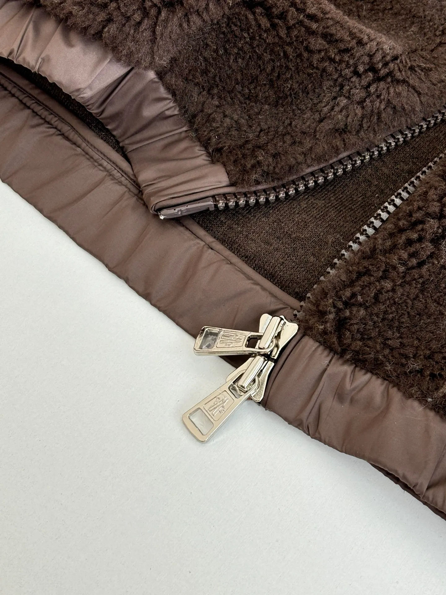 P550 Moncler*/Mask 25Fw new geometric jacquard wool blend plush hooded jacket made of wool blend teddy style jacquard fabric, adjustable drawstring hood zipper opening hem and cuffs Size: S/M/L/XL