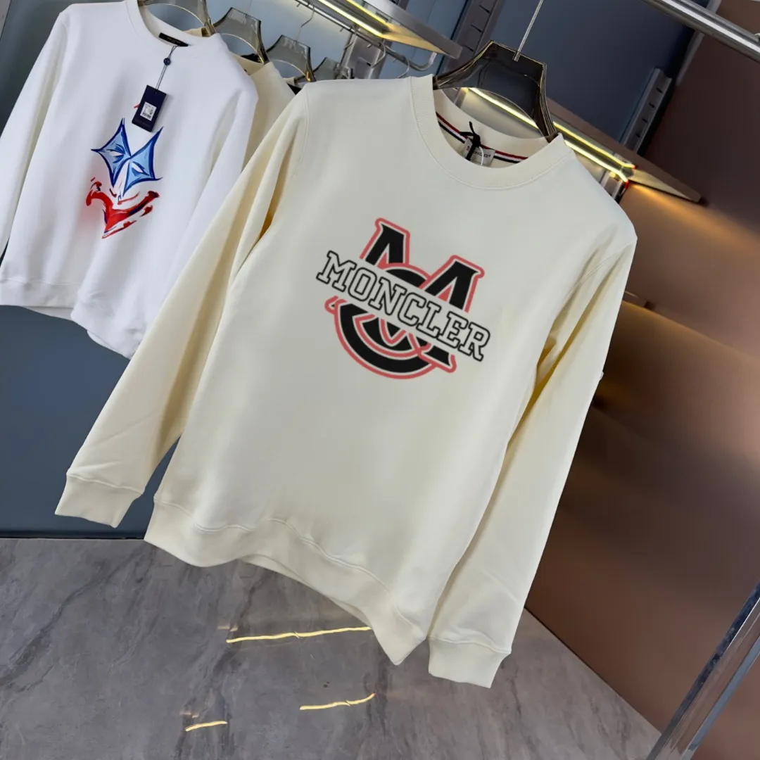 P210 High-version sweatshirt) [Long-term stock] 〖𝐌𝐎𝐍𝐂𝐋𝐄𝐑~Mask〗 Made of 440g heavy-weight fabric. It is different from the market currency. It can be matched with any variety and is properly handsome. 😎The whole dress is made of double waistcoats. The double waistcoats make the whole dress more three-dimensional. Not ordinary factories can do such fine work. 2025 Spring runway version of the T stage, on sale at the counter, round neck terry sweatshirt, high-end double-strand pure cotton, custom-made stretch ribs, dyed in the same vat, complete with three standards, matched with exquisite embroidered LOGO on the chest, simple and advanced, same style for men and women. Color: black, apricot, white, size: S M L XL 2XL