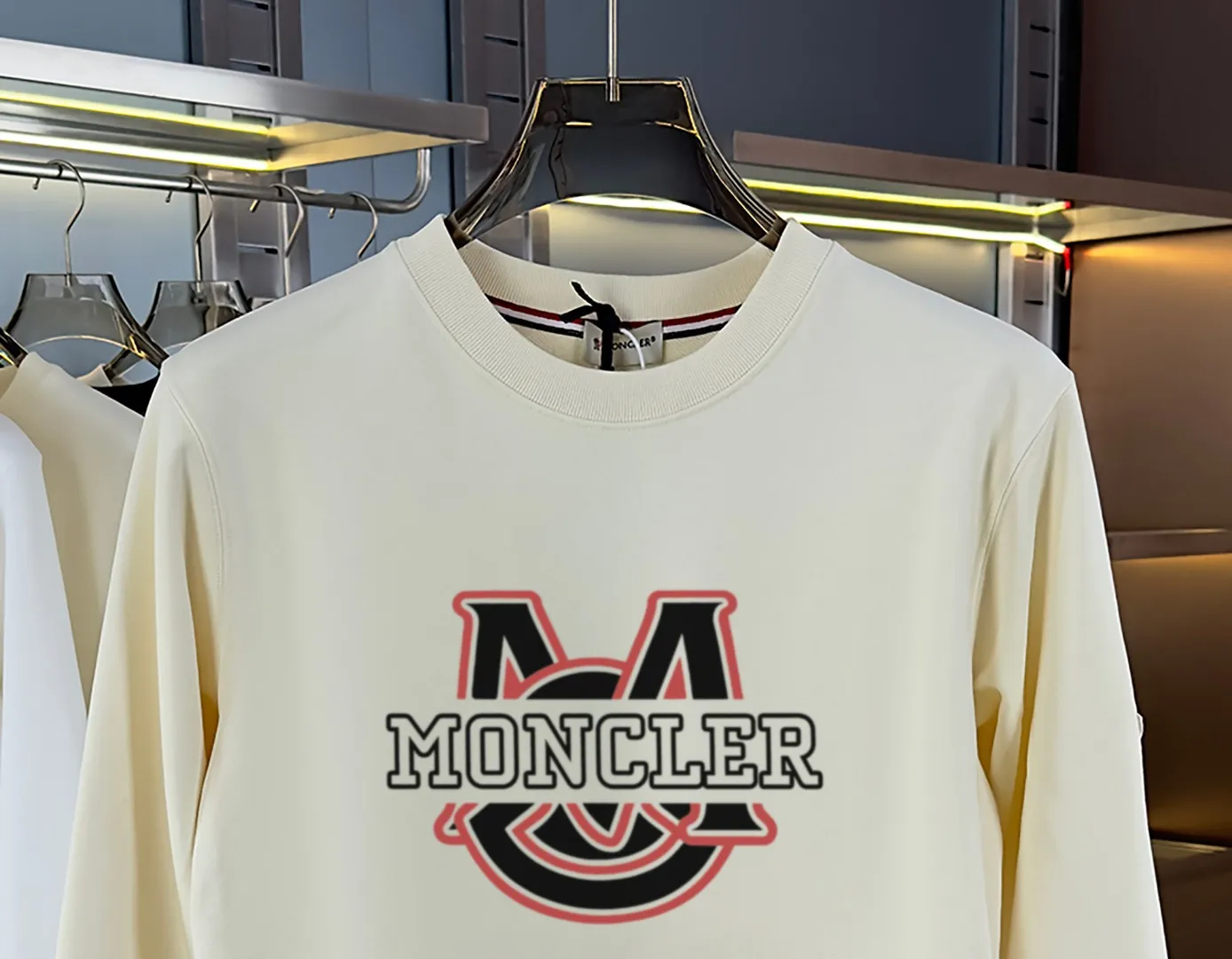 P210 High-version sweatshirt) [Long-term stock] 〖𝐌𝐎𝐍𝐂𝐋𝐄𝐑~Mask〗 Made of 440g heavy-weight fabric. It is different from the market currency. It can be matched with any variety and is properly handsome. 😎The whole dress is made of double waistcoats. The double waistcoats make the whole dress more three-dimensional. Not ordinary factories can do such fine work. 2025 Spring runway version of the T stage, on sale at the counter, round neck terry sweatshirt, high-end double-strand pure cotton, custom-made stretch ribs, dyed in the same vat, complete with three standards, matched with exquisite embroidered LOGO on the chest, simple and advanced, same style for men and women. Color: black, apricot, white, size: S M L XL 2XL