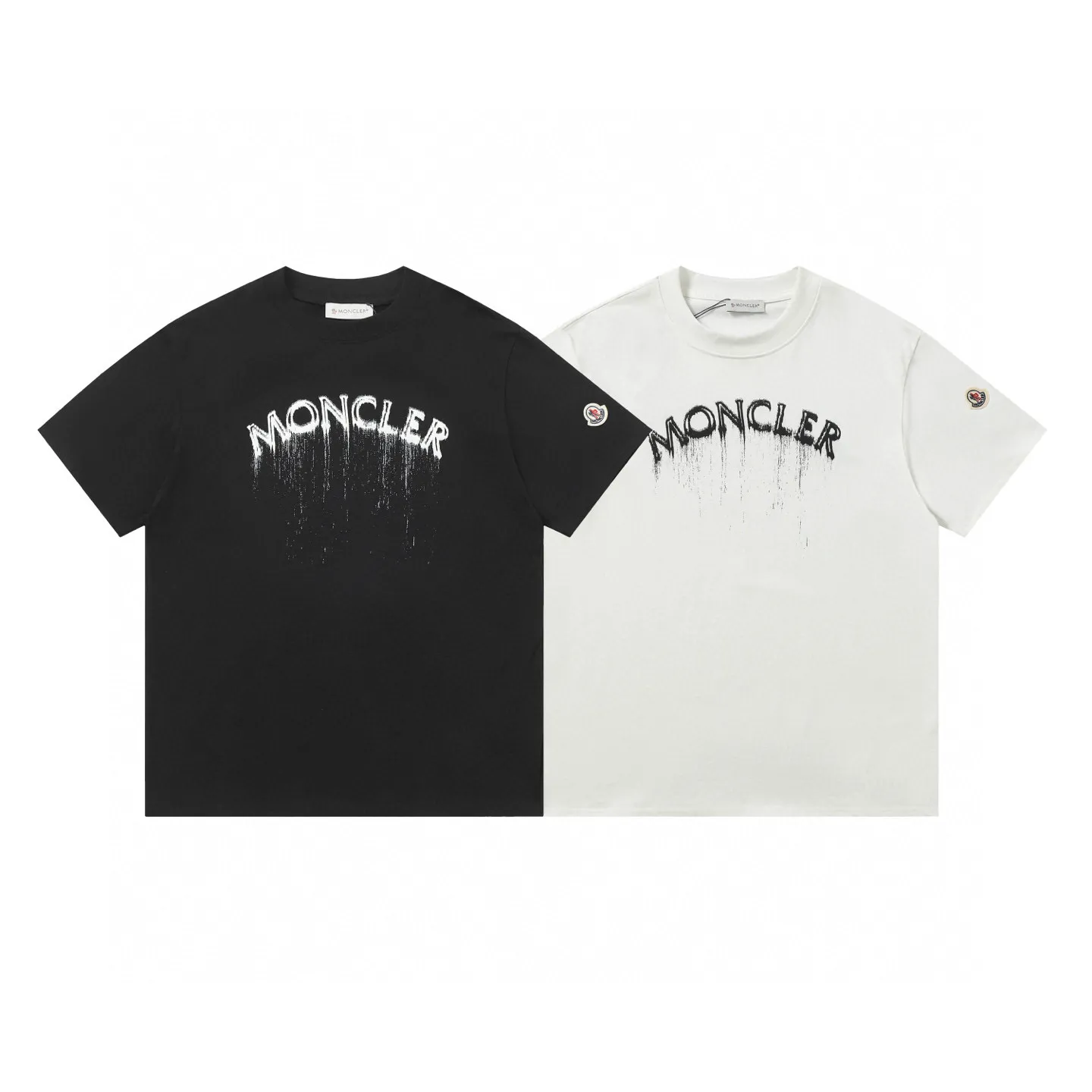 P134 Style No.: 849 〈MONCLER〉The price of the MONCLER is actually quite advantageous. Those who have been to the counters should know that the price of the MONCLER is not much cheaper than Gucci Burberry. It is just relatively low-key and unwilling to hype. It is a picture that you want to buy or not. It has an arrogant existence... Exclusively customized 270g 32-count double-yarn smooth cotton. The texture is very soft and comfortable. 100% top-grade fabric that is different from the market (does not shrink, deform, or pill). Matched with 320g 1*1 thread (fabric threads are dyed in the same vat, no color difference, threads are not easy to deform) Color: Black White Size: S-XL