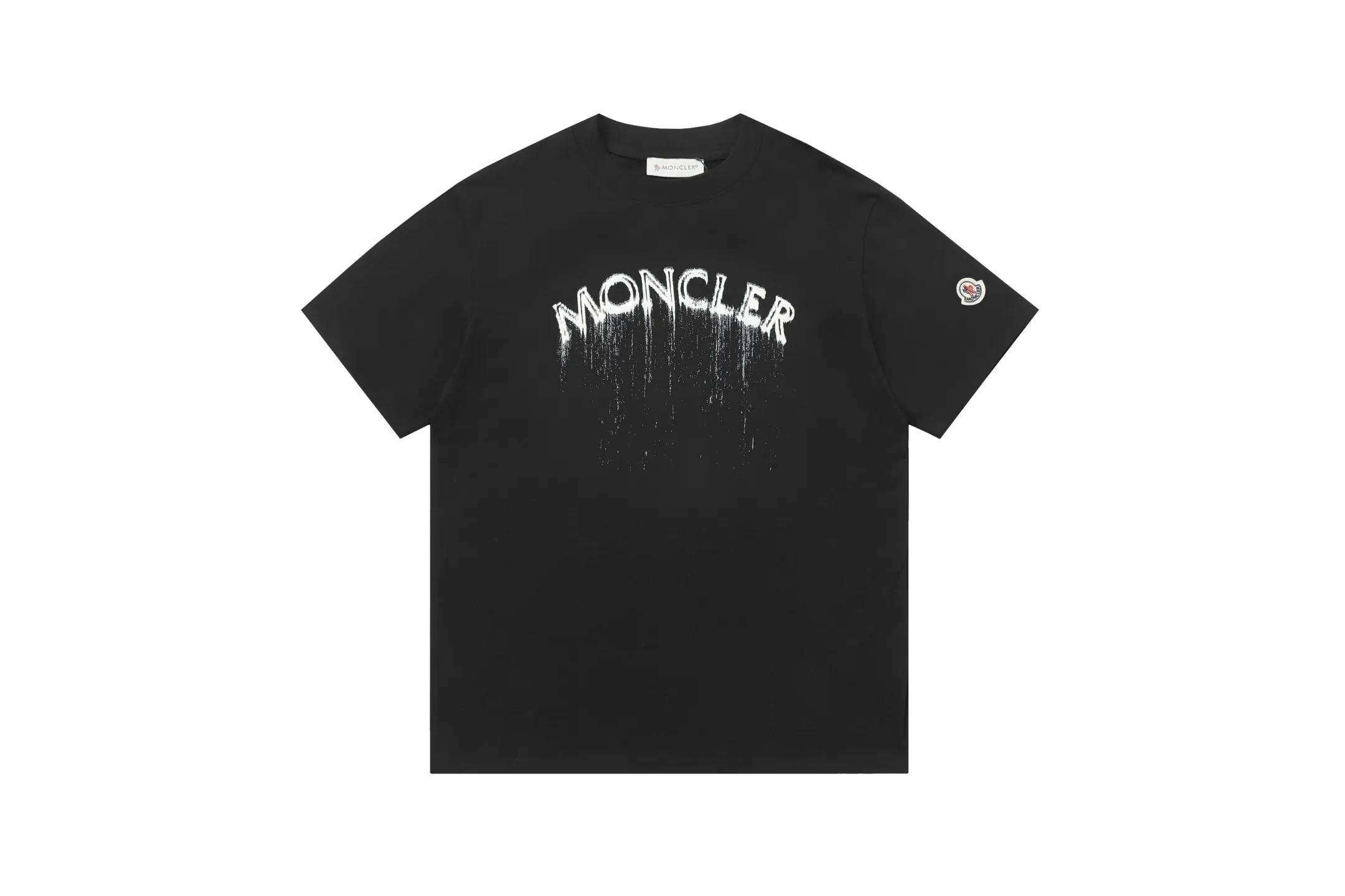 P134 Style No.: 849 〈MONCLER〉The price of the MONCLER is actually quite advantageous. Those who have been to the counters should know that the price of the MONCLER is not much cheaper than Gucci Burberry. It is just relatively low-key and unwilling to hype. It is a picture that you want to buy or not. It has an arrogant existence... Exclusively customized 270g 32-count double-yarn smooth cotton. The texture is very soft and comfortable. 100% top-grade fabric that is different from the market (does not shrink, deform, or pill). Matched with 320g 1*1 thread (fabric threads are dyed in the same vat, no color difference, threads are not easy to deform) Color: Black White Size: S-XL