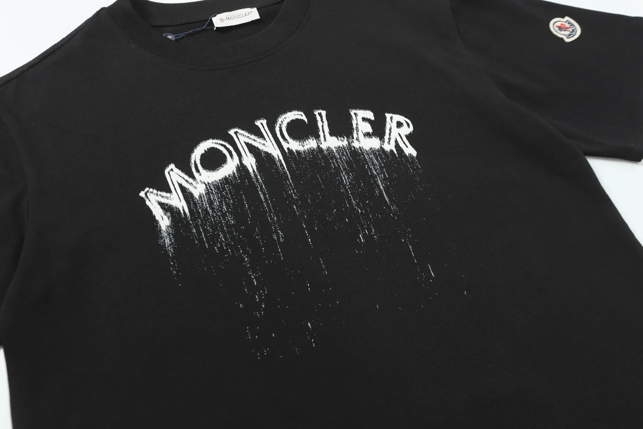 P134 Style No.: 849 〈MONCLER〉The price of the MONCLER is actually quite advantageous. Those who have been to the counters should know that the price of the MONCLER is not much cheaper than Gucci Burberry. It is just relatively low-key and unwilling to hype. It is a picture that you want to buy or not. It has an arrogant existence... Exclusively customized 270g 32-count double-yarn smooth cotton. The texture is very soft and comfortable. 100% top-grade fabric that is different from the market (does not shrink, deform, or pill). Matched with 320g 1*1 thread (fabric threads are dyed in the same vat, no color difference, threads are not easy to deform) Color: Black White Size: S-XL