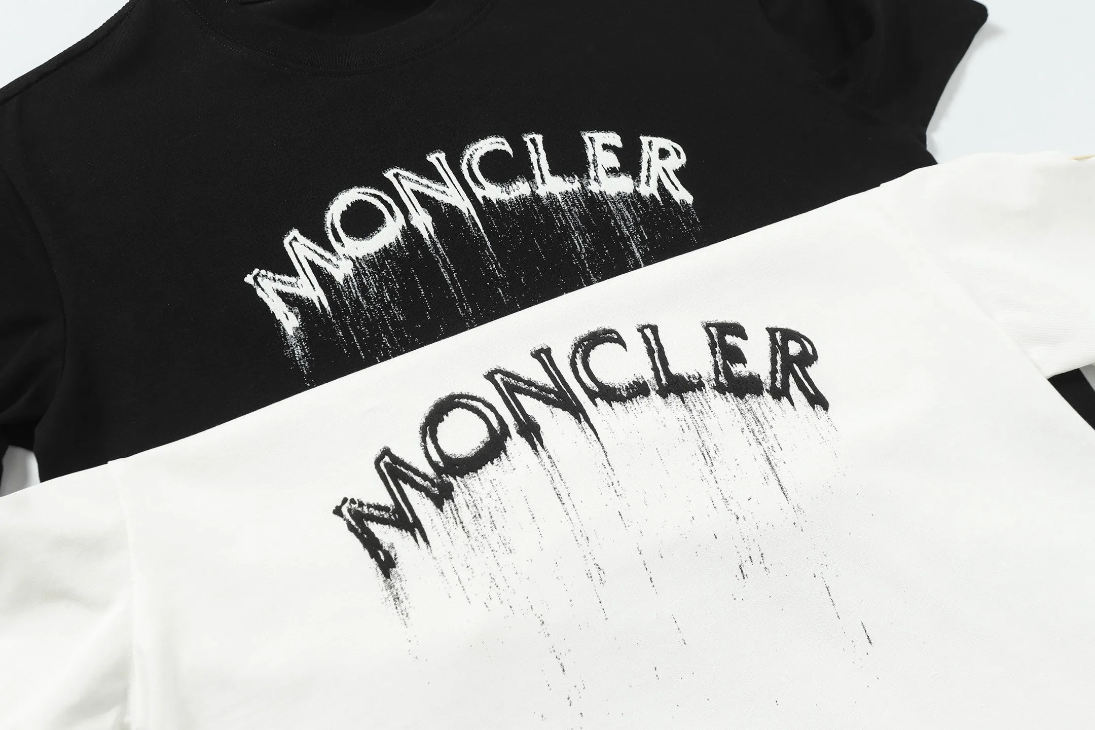P134 Style No.: 849 〈MONCLER〉The price of the MONCLER is actually quite advantageous. Those who have been to the counters should know that the price of the MONCLER is not much cheaper than Gucci Burberry. It is just relatively low-key and unwilling to hype. It is a picture that you want to buy or not. It has an arrogant existence... Exclusively customized 270g 32-count double-yarn smooth cotton. The texture is very soft and comfortable. 100% top-grade fabric that is different from the market (does not shrink, deform, or pill). Matched with 320g 1*1 thread (fabric threads are dyed in the same vat, no color difference, threads are not easy to deform) Color: Black White Size: S-XL