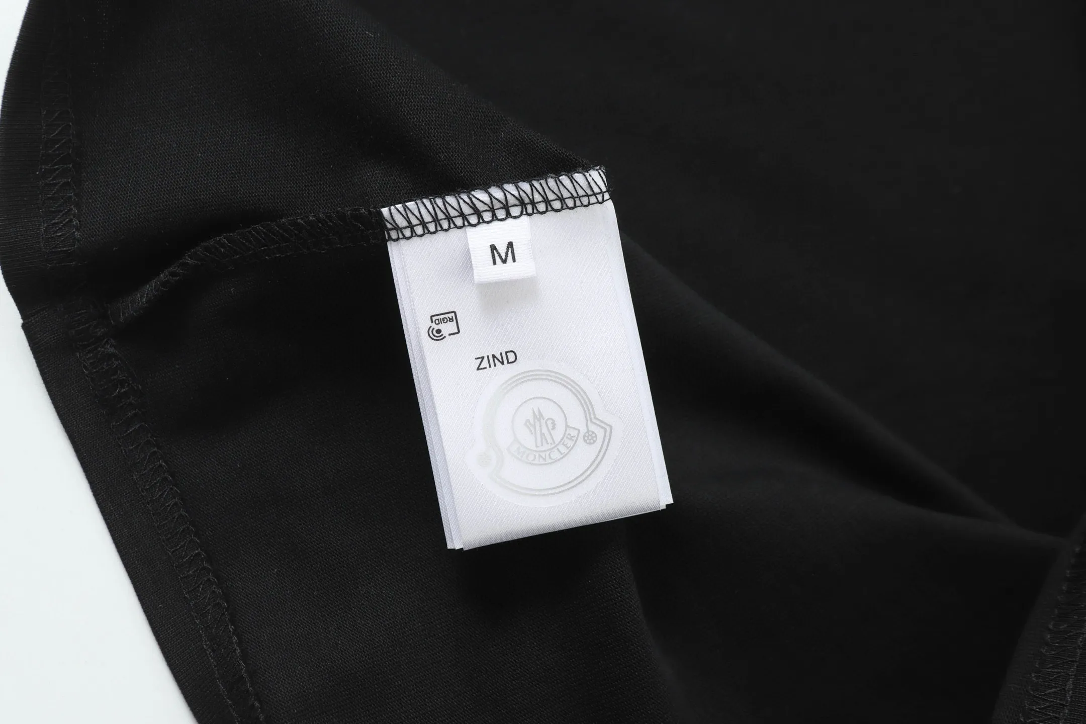 P134 Style No.: 849 〈MONCLER〉The price of the MONCLER is actually quite advantageous. Those who have been to the counters should know that the price of the MONCLER is not much cheaper than Gucci Burberry. It is just relatively low-key and unwilling to hype. It is a picture that you want to buy or not. It has an arrogant existence... Exclusively customized 270g 32-count double-yarn smooth cotton. The texture is very soft and comfortable. 100% top-grade fabric that is different from the market (does not shrink, deform, or pill). Matched with 320g 1*1 thread (fabric threads are dyed in the same vat, no color difference, threads are not easy to deform) Color: Black White Size: S-XL