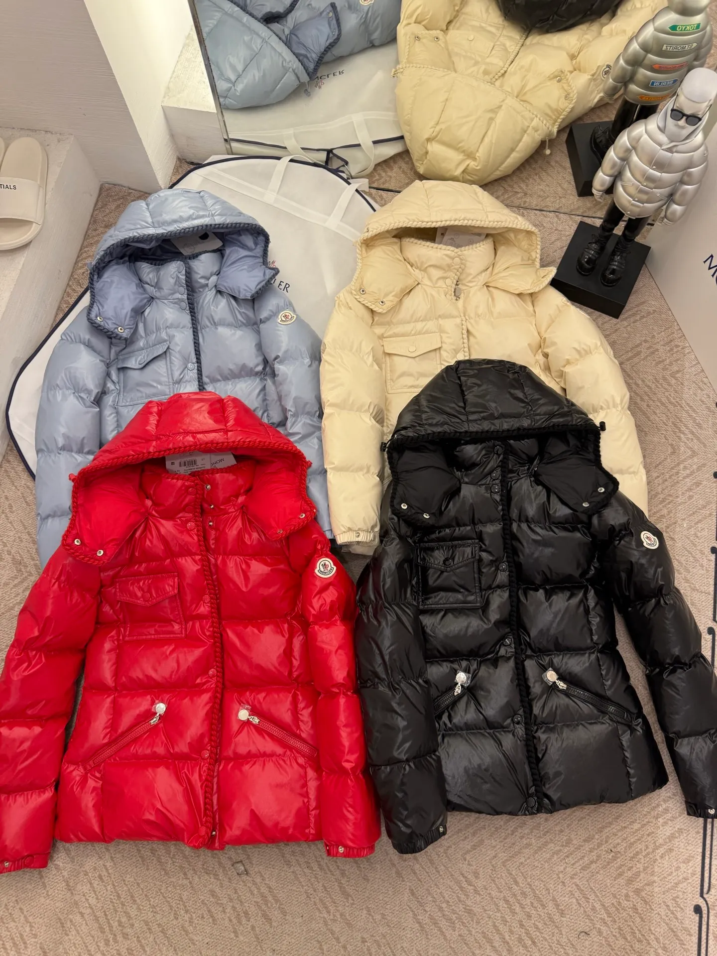 P880 Moncler/Moncler 25 new oil wax leather waisted GLAREIN hooded long-sleeved down jacket for women. Oil wax leather coated new fabric, slim design style, warm and slimming, 90% goose down filling, molded custom hardware. Color: red, white, blue, black Code number: 1-2-3-4