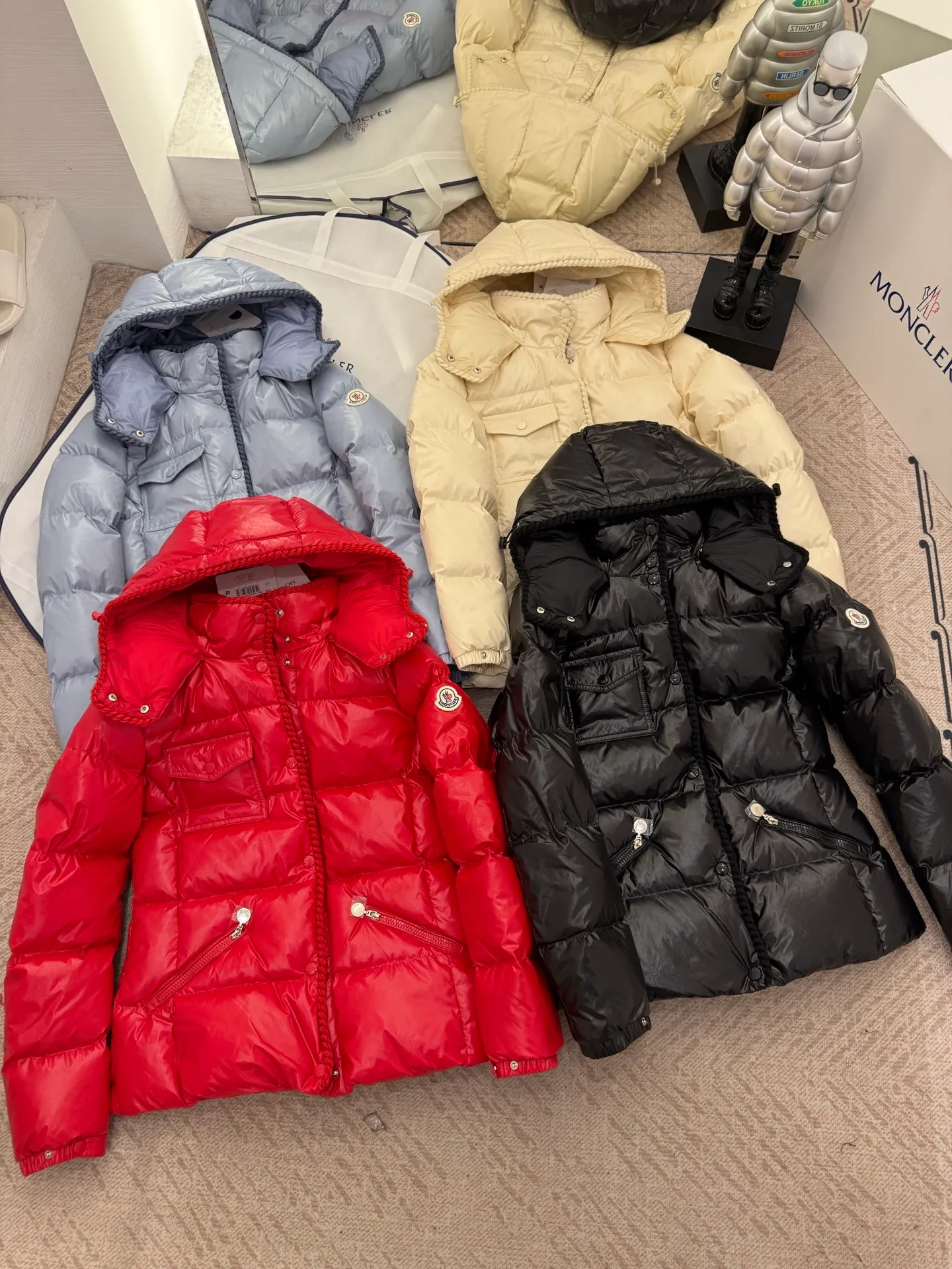P880 Moncler/Moncler 25 new oil wax leather waisted GLAREIN hooded long-sleeved down jacket for women. Oil wax leather coated new fabric, slim design style, warm and slimming, 90% goose down filling, molded custom hardware. Color: red, white, blue, black Code number: 1-2-3-4