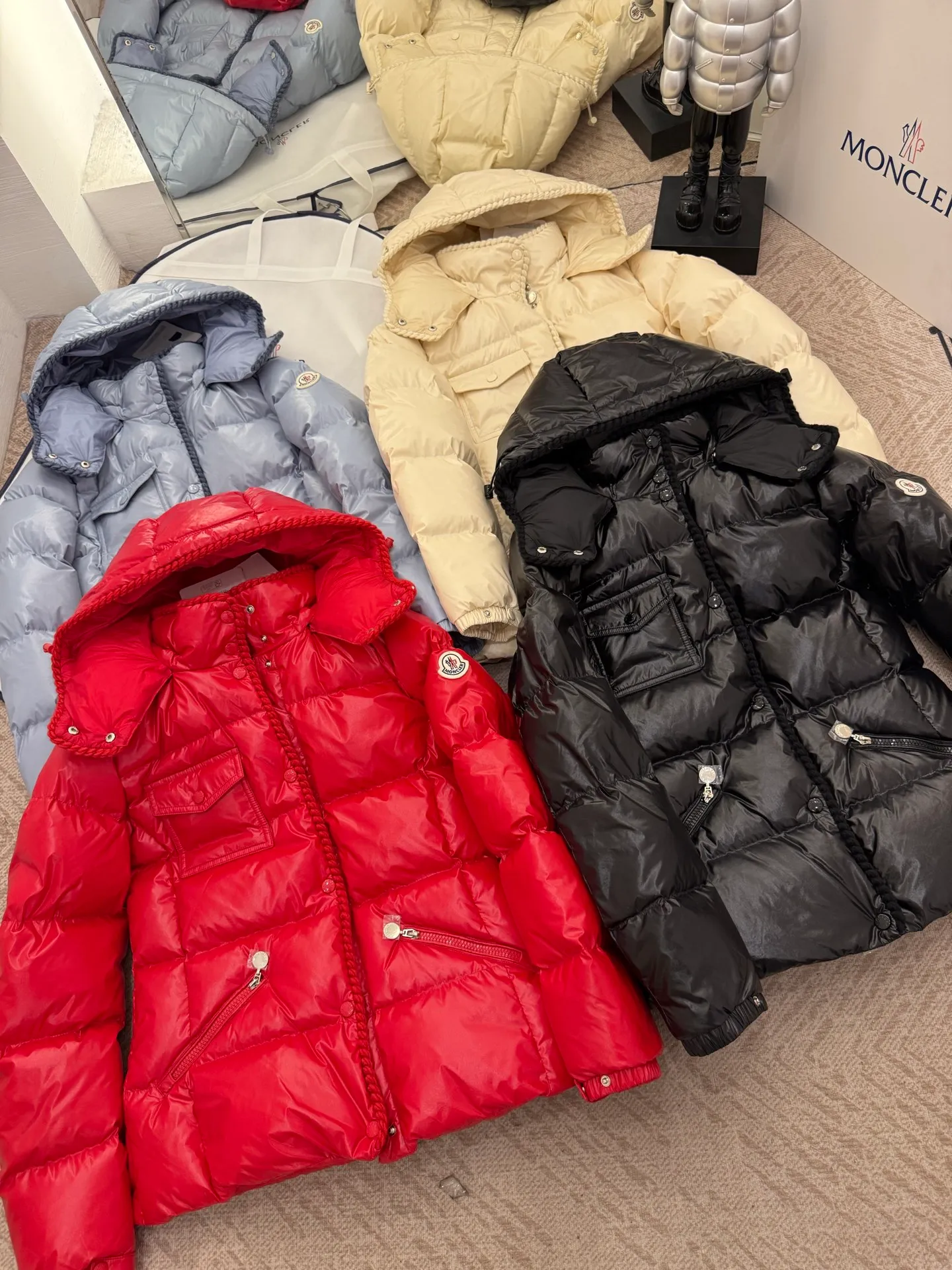 P880 Moncler/Moncler 25 new oil wax leather waisted GLAREIN hooded long-sleeved down jacket for women. Oil wax leather coated new fabric, slim design style, warm and slimming, 90% goose down filling, molded custom hardware. Color: red, white, blue, black Code number: 1-2-3-4