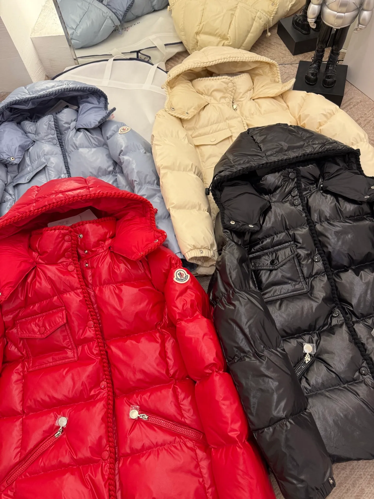 P880 Moncler/Moncler 25 new oil wax leather waisted GLAREIN hooded long-sleeved down jacket for women. Oil wax leather coated new fabric, slim design style, warm and slimming, 90% goose down filling, molded custom hardware. Color: red, white, blue, black Code number: 1-2-3-4