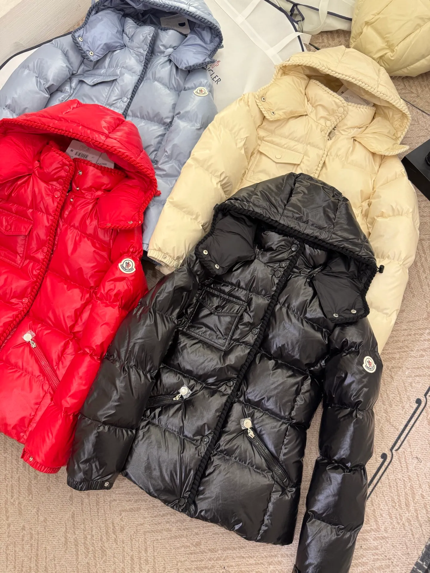 P880 Moncler/Moncler 25 new oil wax leather waisted GLAREIN hooded long-sleeved down jacket for women. Oil wax leather coated new fabric, slim design style, warm and slimming, 90% goose down filling, molded custom hardware. Color: red, white, blue, black Code number: 1-2-3-4