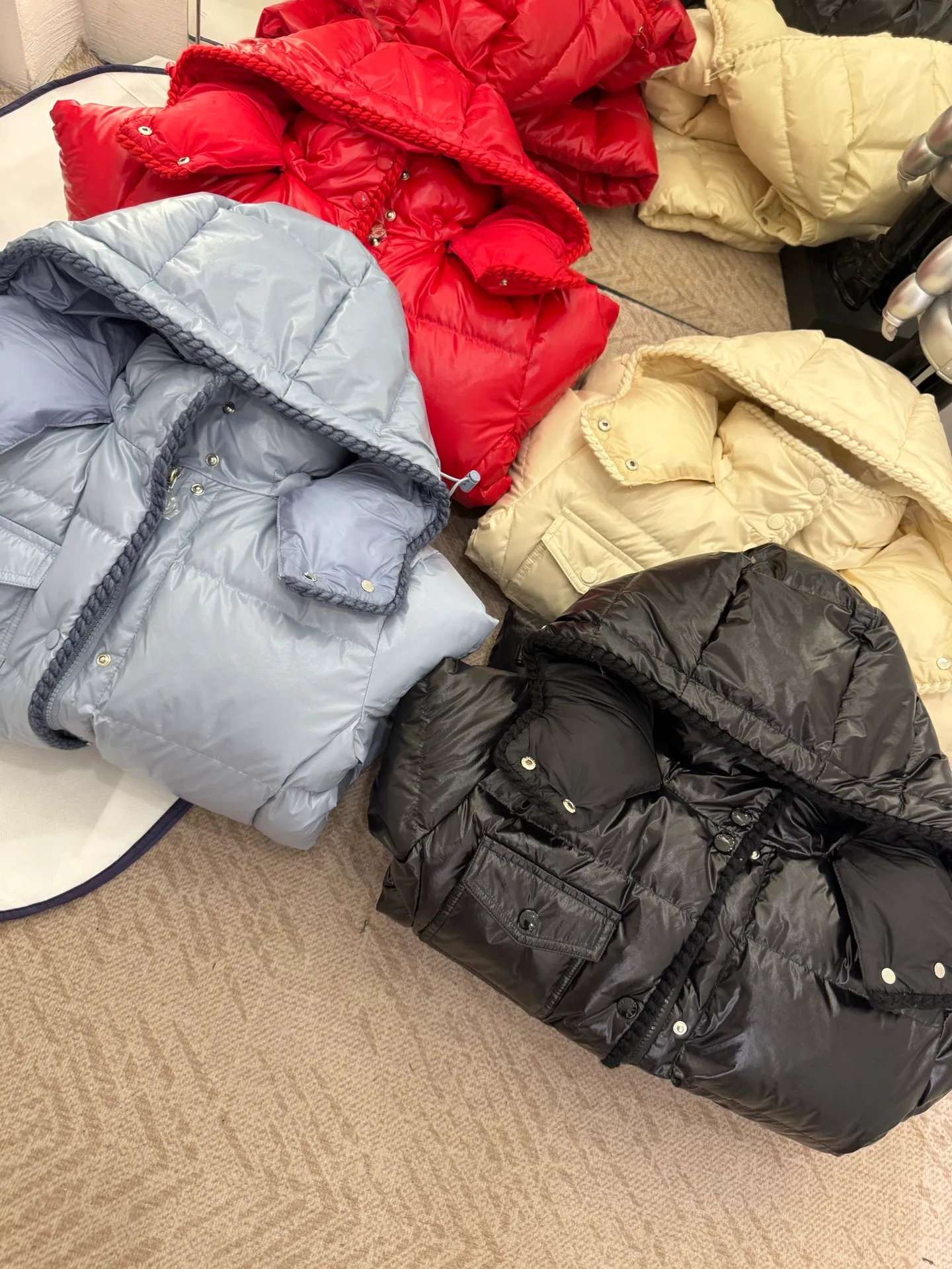 P880 Moncler/Moncler 25 new oil wax leather waisted GLAREIN hooded long-sleeved down jacket for women. Oil wax leather coated new fabric, slim design style, warm and slimming, 90% goose down filling, molded custom hardware. Color: red, white, blue, black Code number: 1-2-3-4