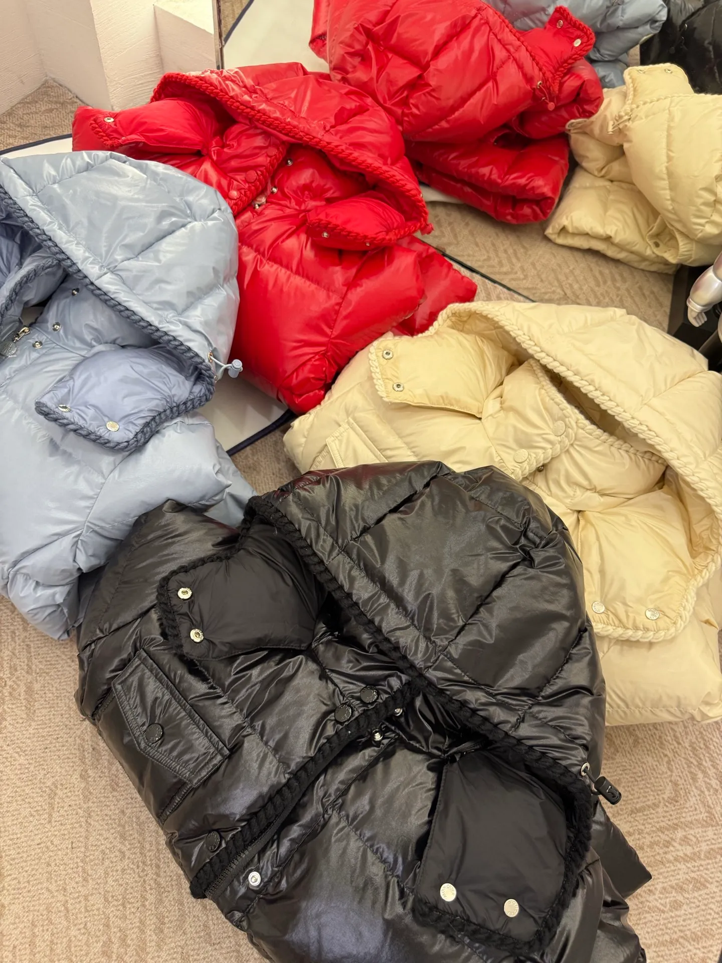 P880 Moncler/Moncler 25 new oil wax leather waisted GLAREIN hooded long-sleeved down jacket for women. Oil wax leather coated new fabric, slim design style, warm and slimming, 90% goose down filling, molded custom hardware. Color: red, white, blue, black Code number: 1-2-3-4