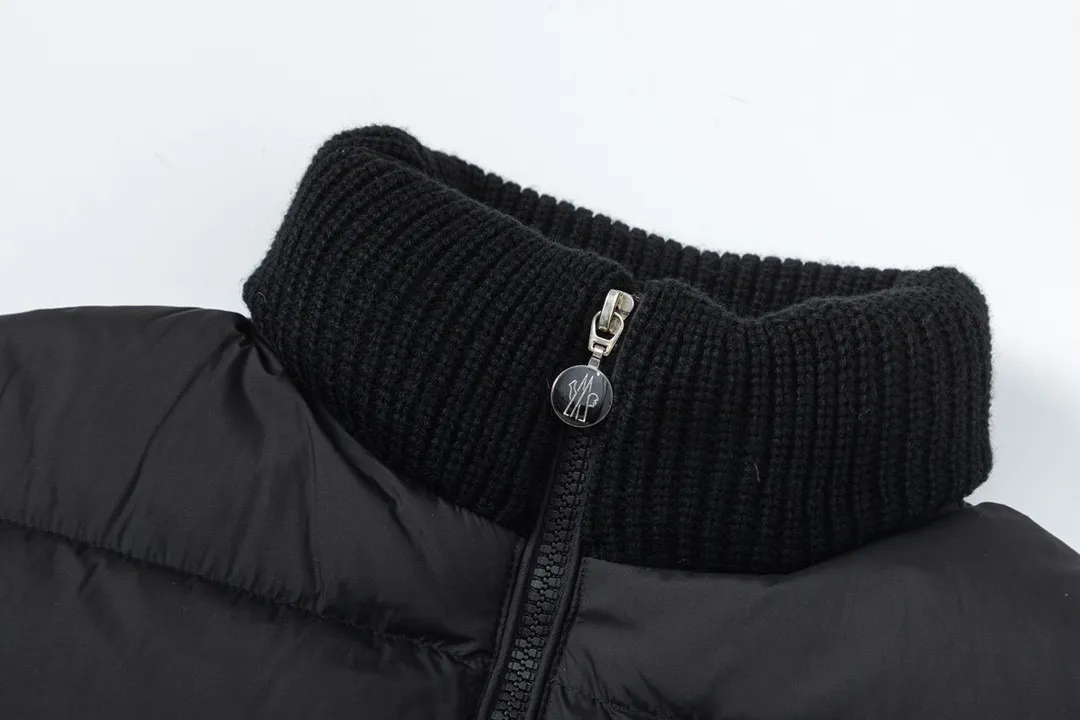 P620 dust bag) Moncler/Moncler stand-up collar knitted down stand-up collar knitted, front piece 90 white duck down upper body is lightweight, comfortable, simple, luxurious, exquisite and fashionable, a high-end luxury item. A style with outstanding temperament, made in classic college style, soft and elegant knitted sleeve splicing design, which shows the unique style of luxury and retro. The classic logo craftsmanship on the sleeves perfectly highlights the brand performance and recognition of this style. The stand-up collar is designed to fit a straight fit, with a zipper closure. The front panel is m knitted with 90 down filling. The splices are made of wool. The sleeves are decorated with patch badges. The stand-up collar is zippered. The double side pockets are designed to be practical and convenient! The overall shape configuration is also biased towards a slim fit to create an upper body that can better modify the lines and beauty of the body shape. It naturally has a high-end tone in every gesture. The sleeves are made of knitted material, which combines comfort and style, and coexists elegance and nobility. The stitching adopts the first line and then separate down filling technology, and the craftsmanship is very sophisticated to prevent down escaping! The four-layer inner liner further reduces the possibility of down drilling on the inside! It truly locks the down and the temperature! High-quality down! European standard 90 down standard! Filling, down filling, and feel are all excellent! Color: black/white Size: S M L XL